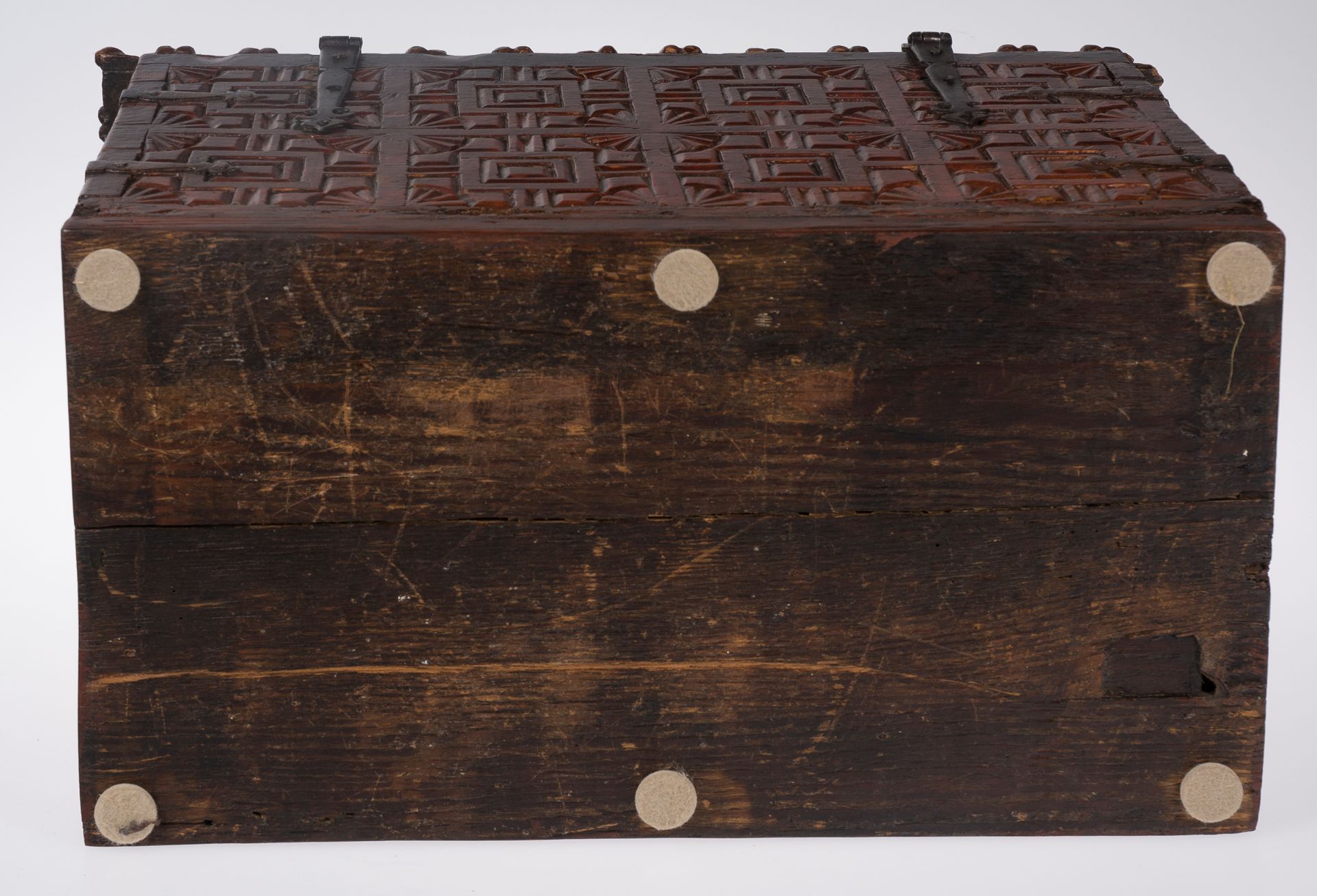 Carved cedarwood chest with iron fittings and polychrome residue. Colonial School. Peru. Late 17th - Bild 6 aus 6