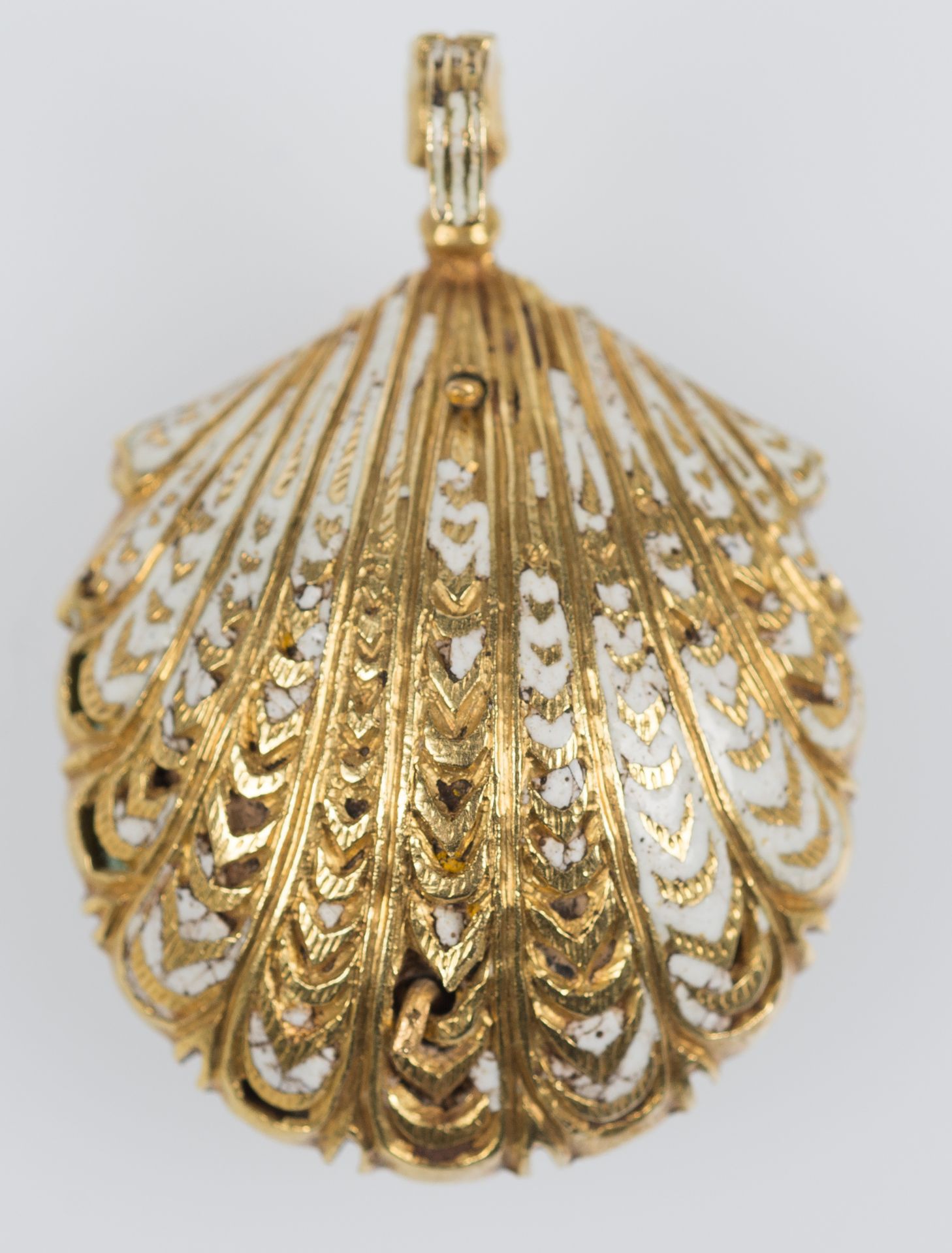 Large, gold reliquary pendant with emeralds and enamel. 17th century. - Image 4 of 4