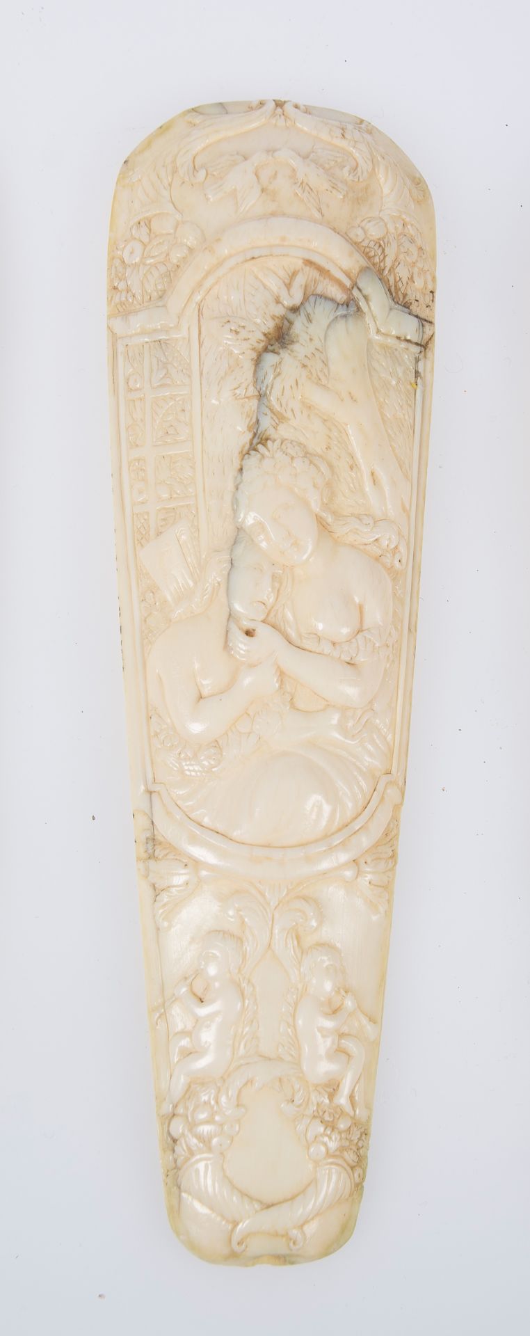 Sculpted ivory snuffbox. The Netherlands. Circa 1720.