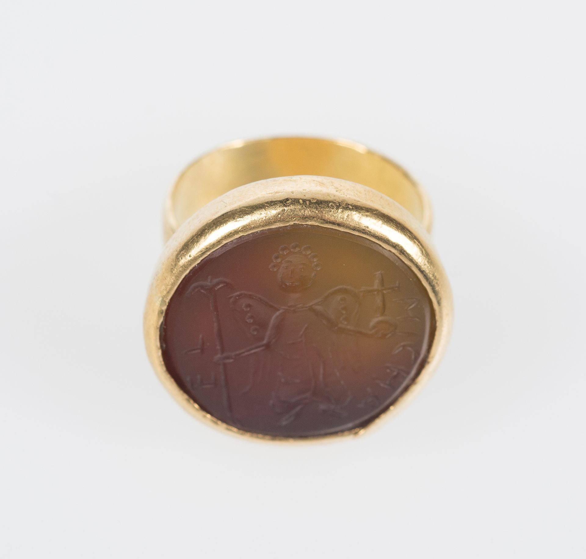 Imposing gold and carnelian ring. Byzantine art. 12th - 13th century. - Image 3 of 4