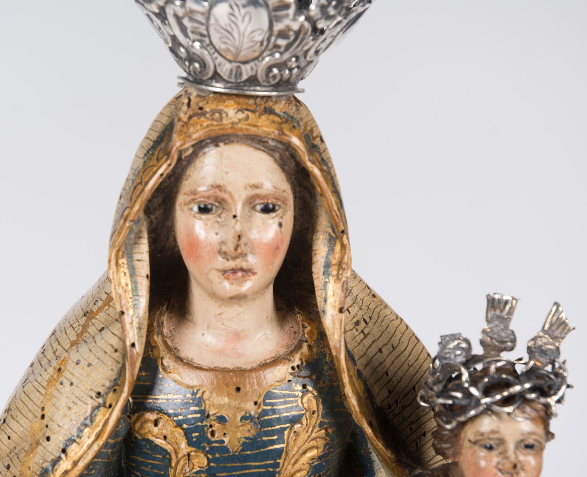 "Our Lady of the Rosary". Carved, polychromed and gilded wooden sculpture. Colonial School. Mexico. - Image 4 of 9