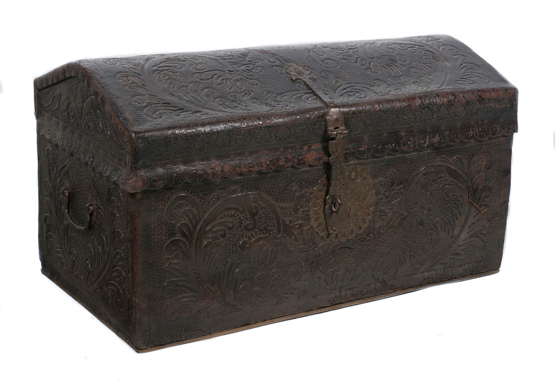 Embossed leather chest. Colonial School. Peru. 18th century. - Bild 2 aus 5