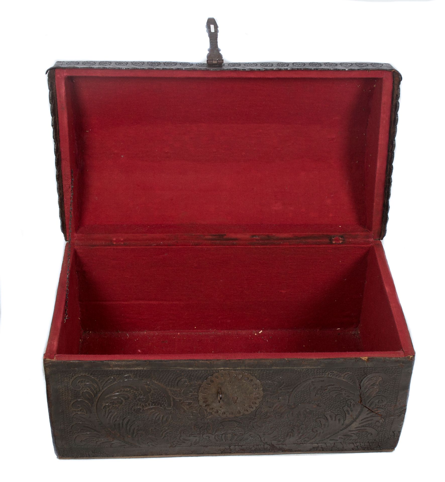 Embossed leather chest. Colonial School. Peru. 18th century. - Bild 4 aus 5