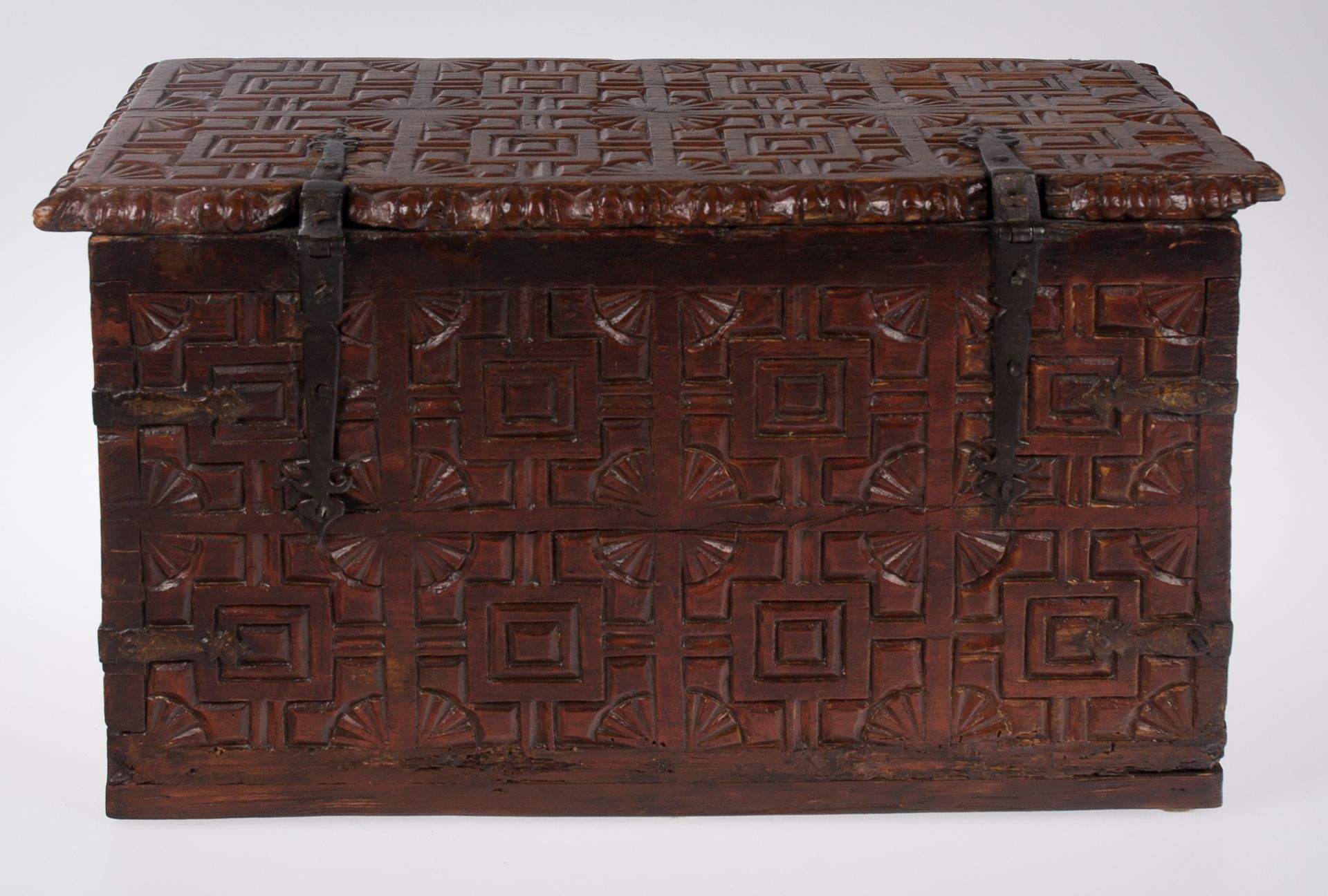 Carved cedarwood chest with iron fittings and polychrome residue. Colonial School. Peru. Late 17th - Bild 5 aus 6