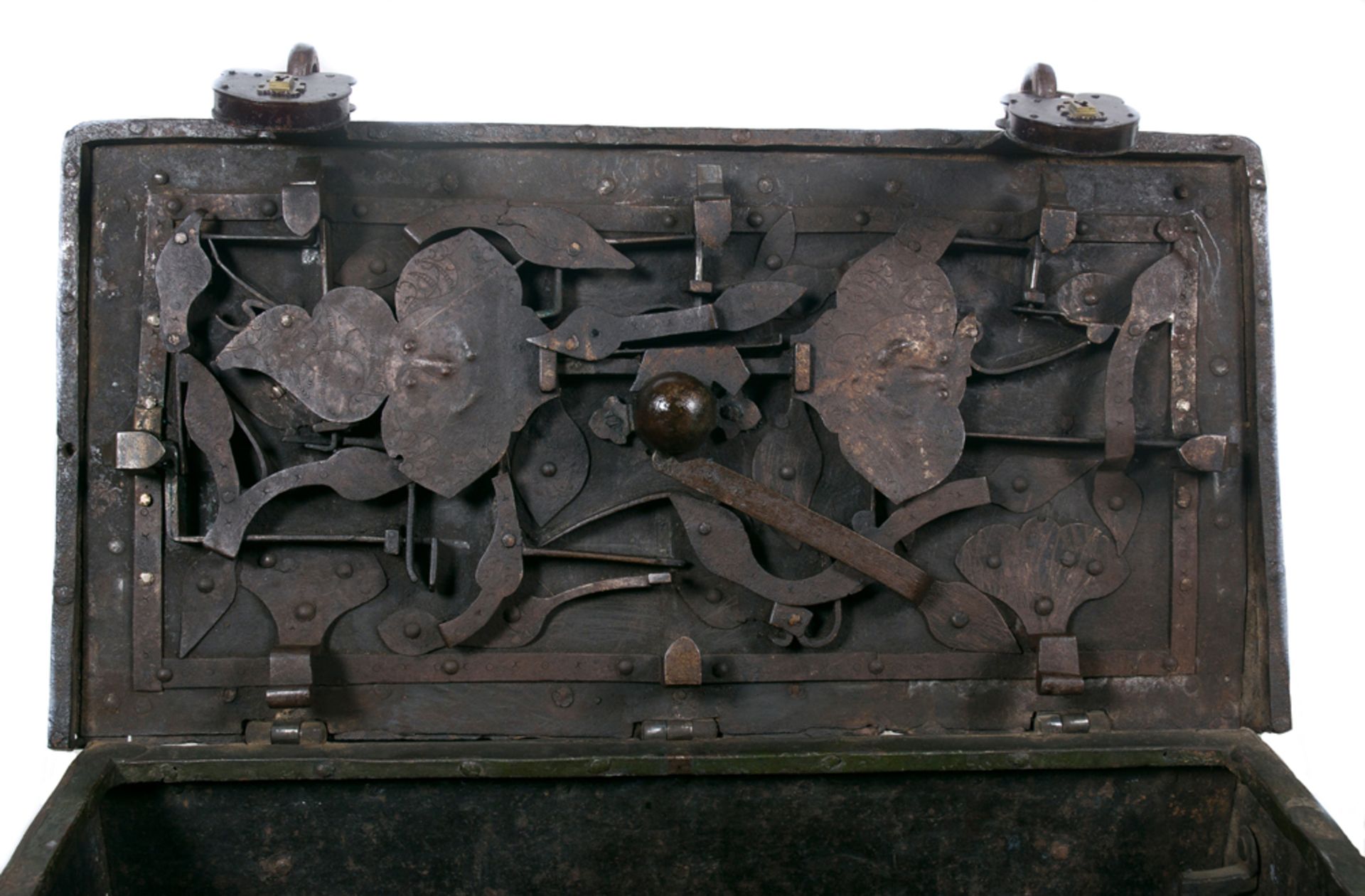 Wrought iron strong box. Nuremberg or Augsburg. Late 16th century. - Bild 4 aus 6