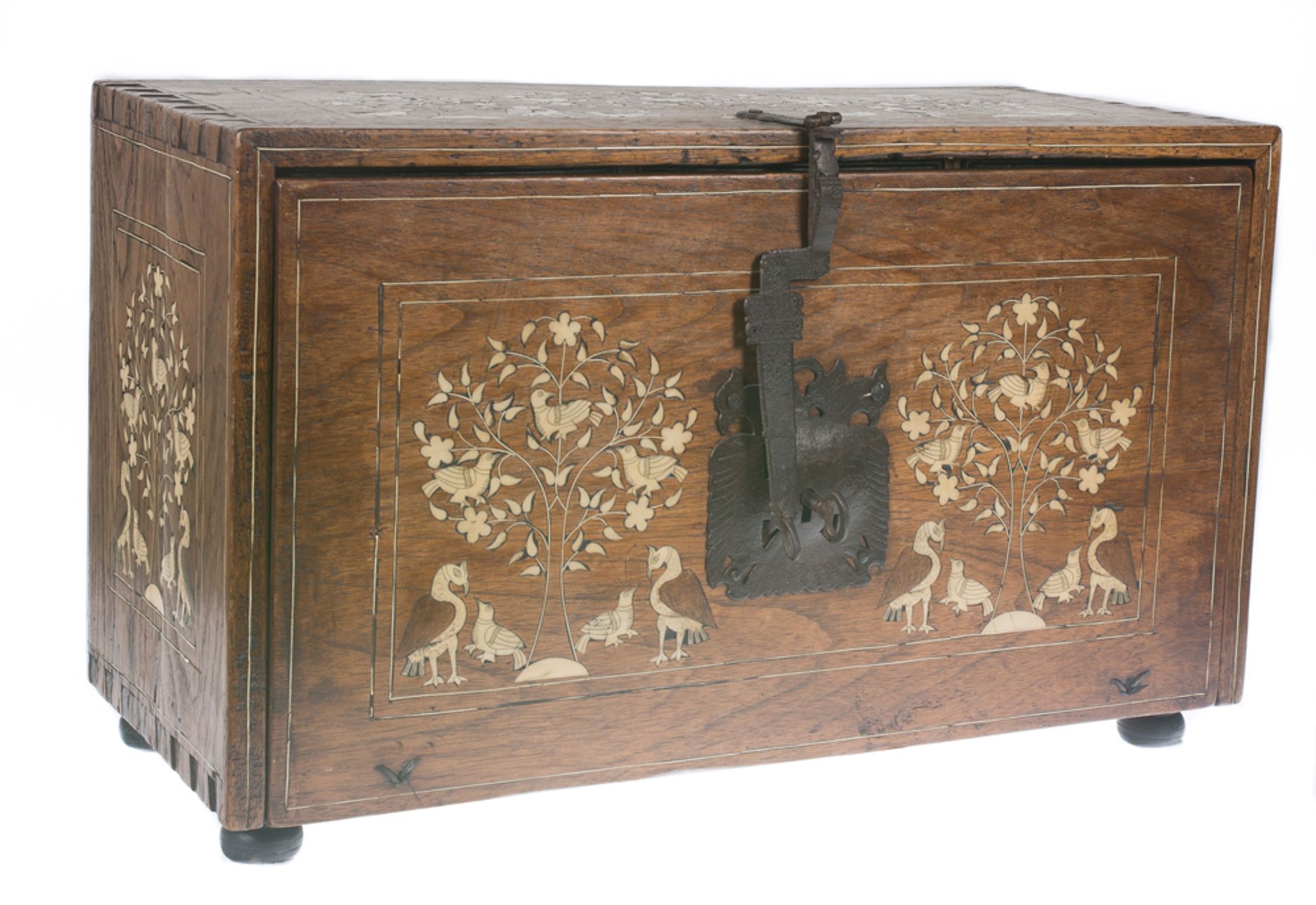 Wooden bargueño desk with bone incrustations and iron fittings. Aragon, Spain. 17th century. - Bild 8 aus 8