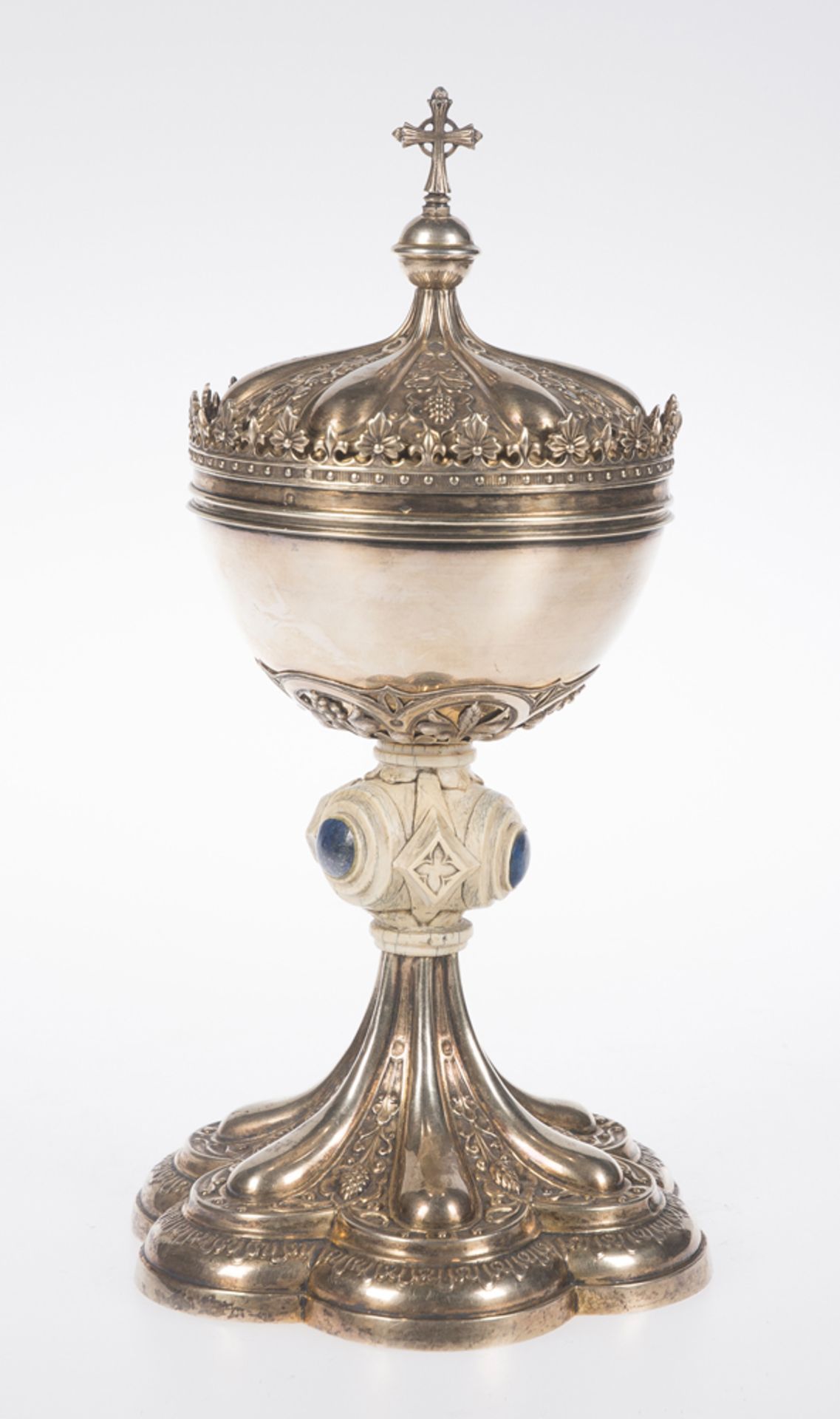 Embossed, chased and gilded silver pyx with ivory and lapis lazuli. France. Neo gothic. Late 19th - Image 3 of 6