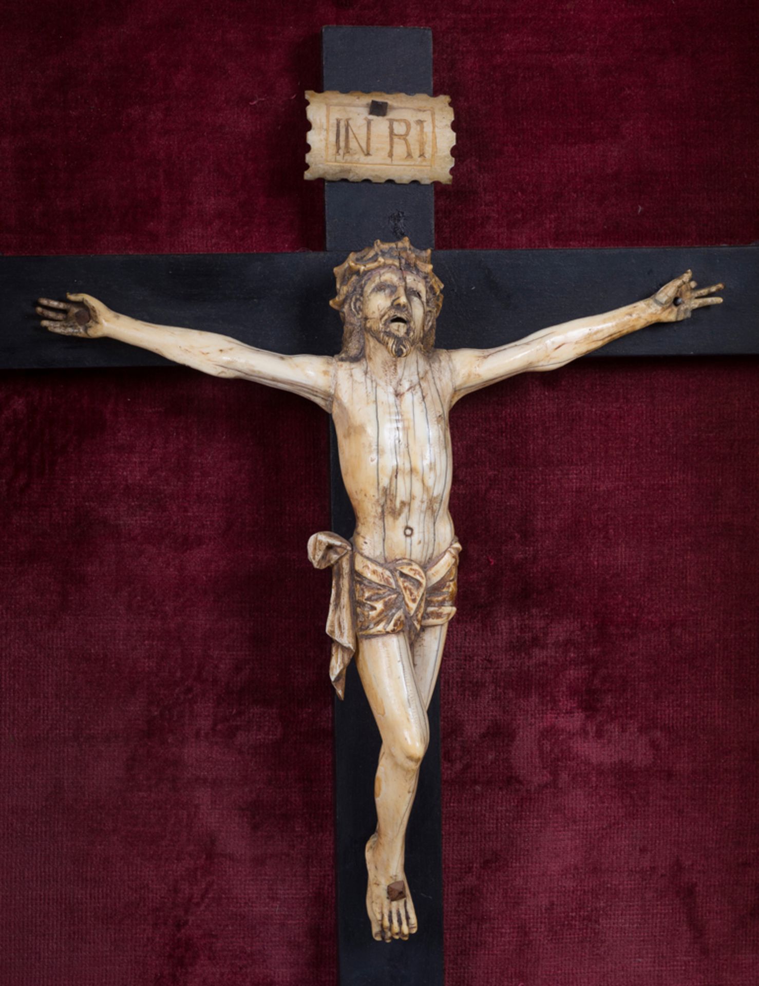 Carved, gilded and polychromed wooden altar with a sculpted ivory Christ. 18th century. - Bild 3 aus 5