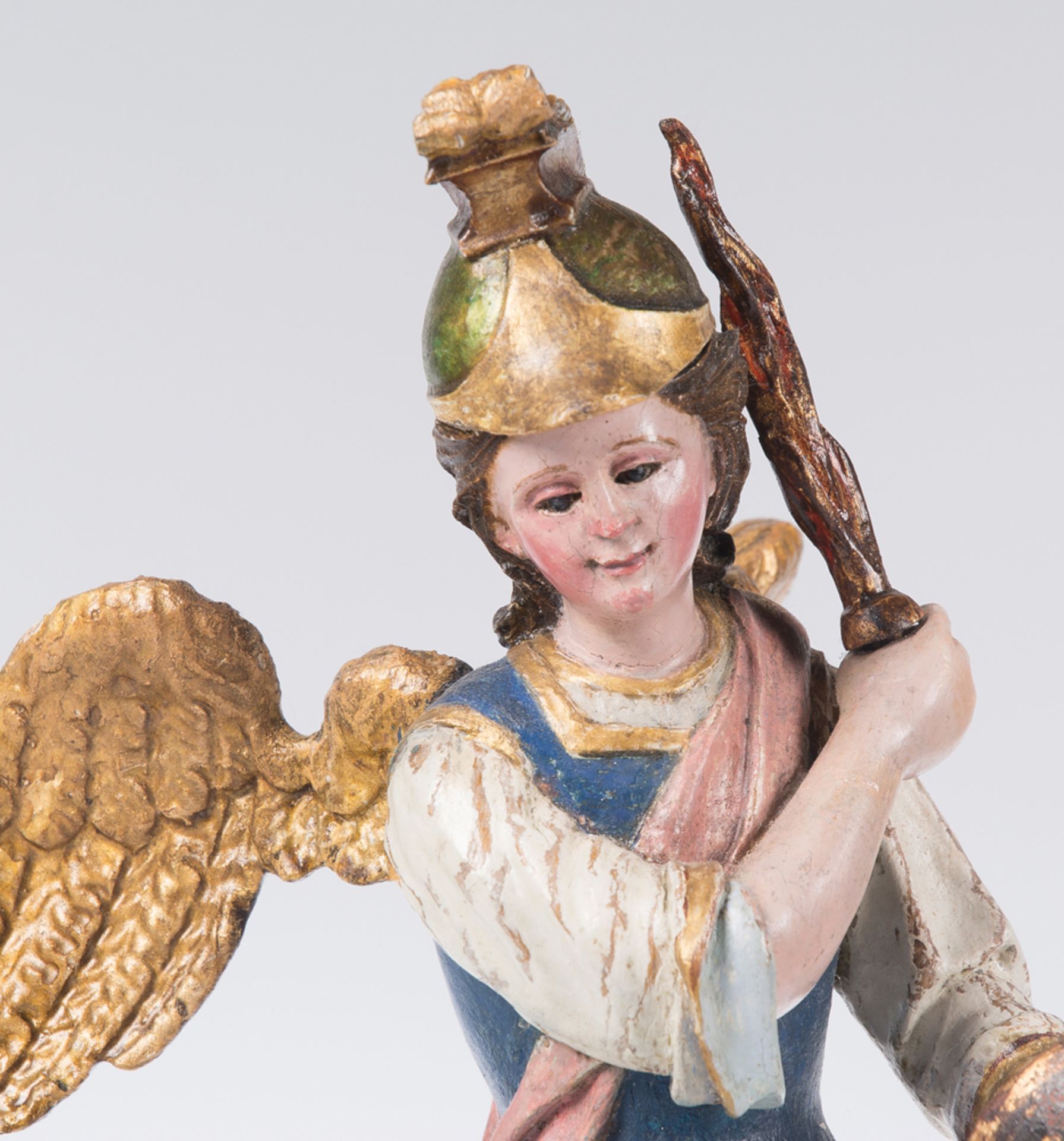 "Archangel Saint Michael". Carved, gilded and polychromed wooden sculpture. Colonial School. 18th - Bild 4 aus 5