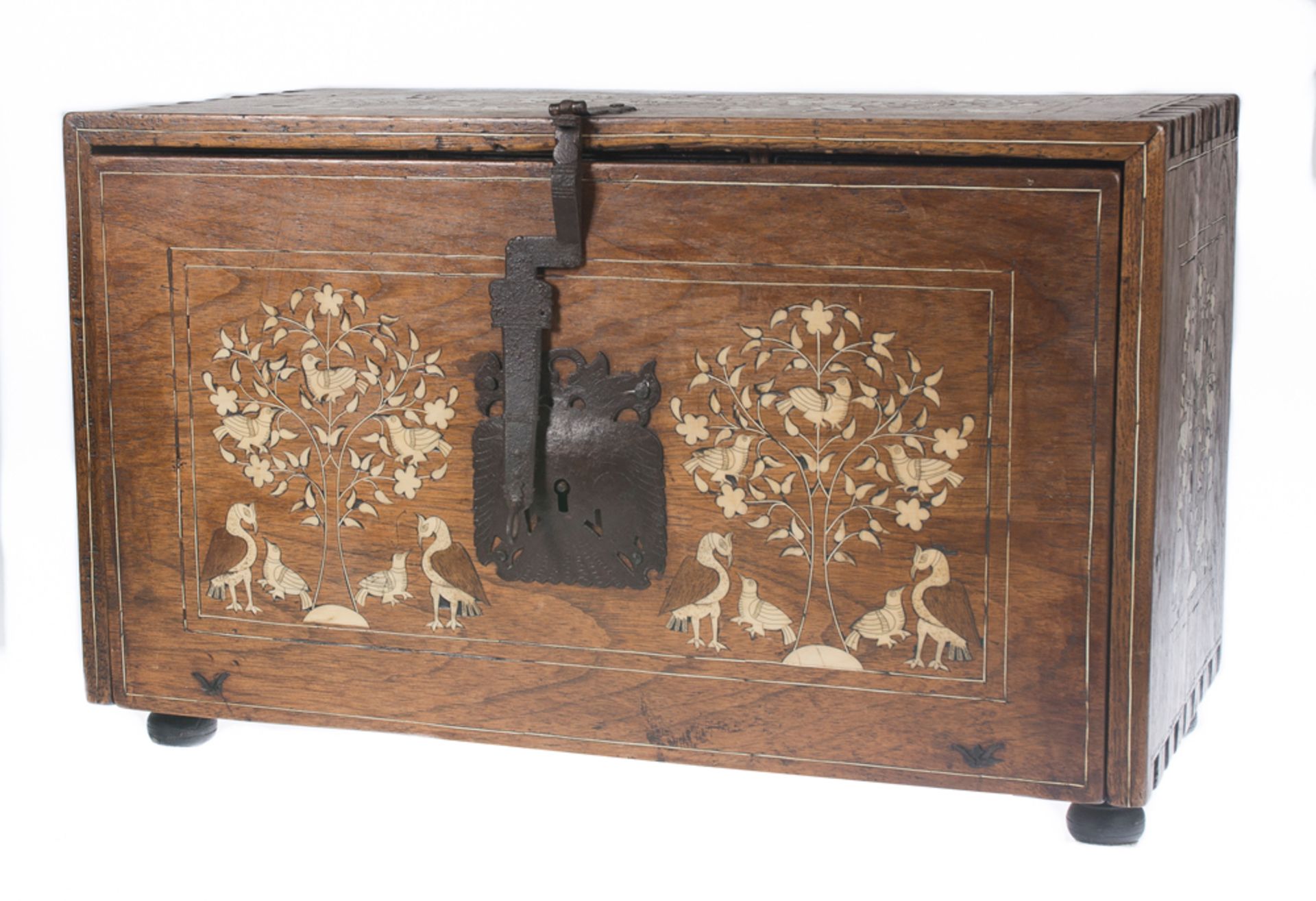 Wooden bargueño desk with bone incrustations and iron fittings. Aragon, Spain. 17th century. - Bild 5 aus 8