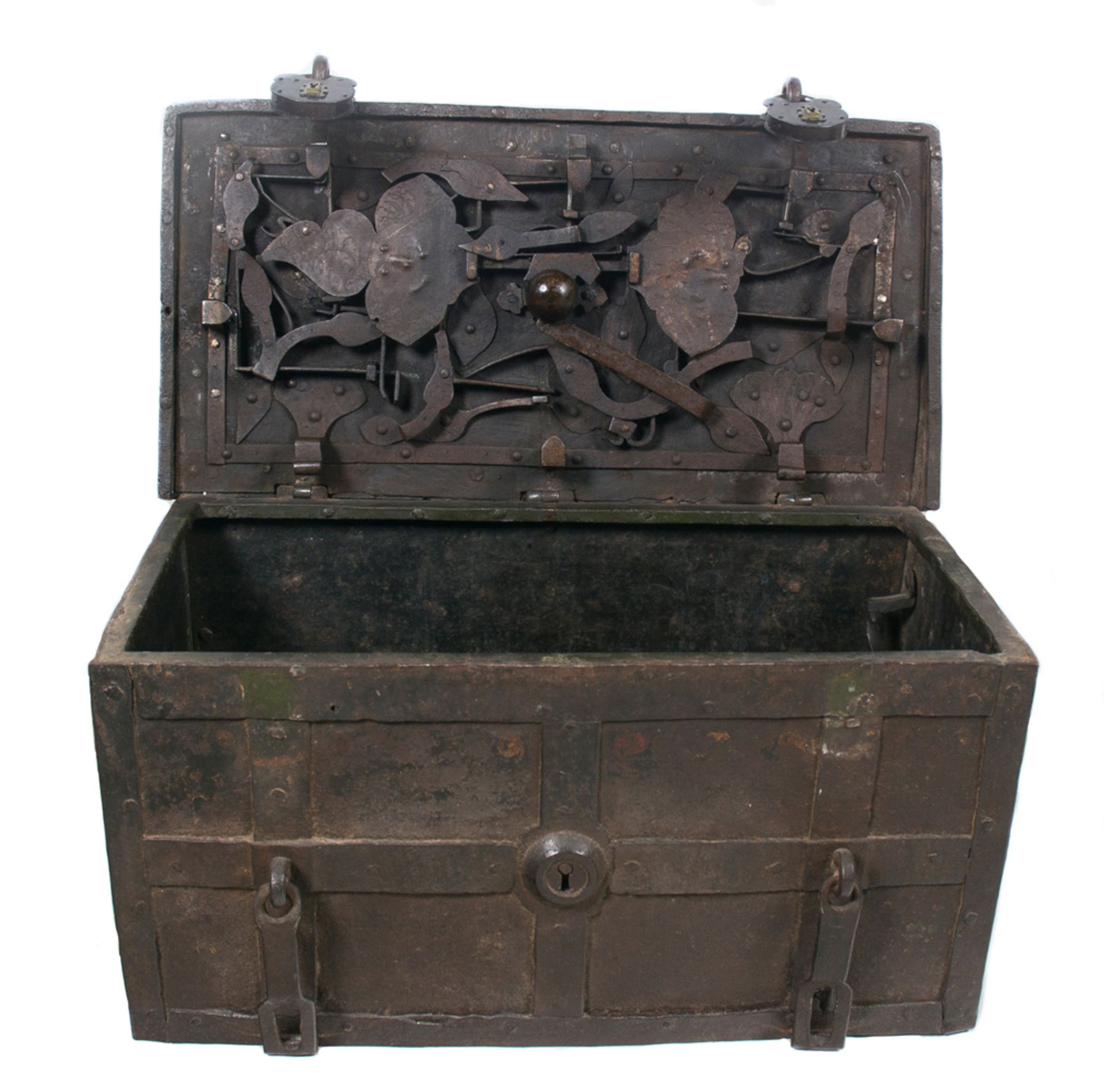Wrought iron strong box. Nuremberg or Augsburg. Late 16th century. - Image 2 of 6