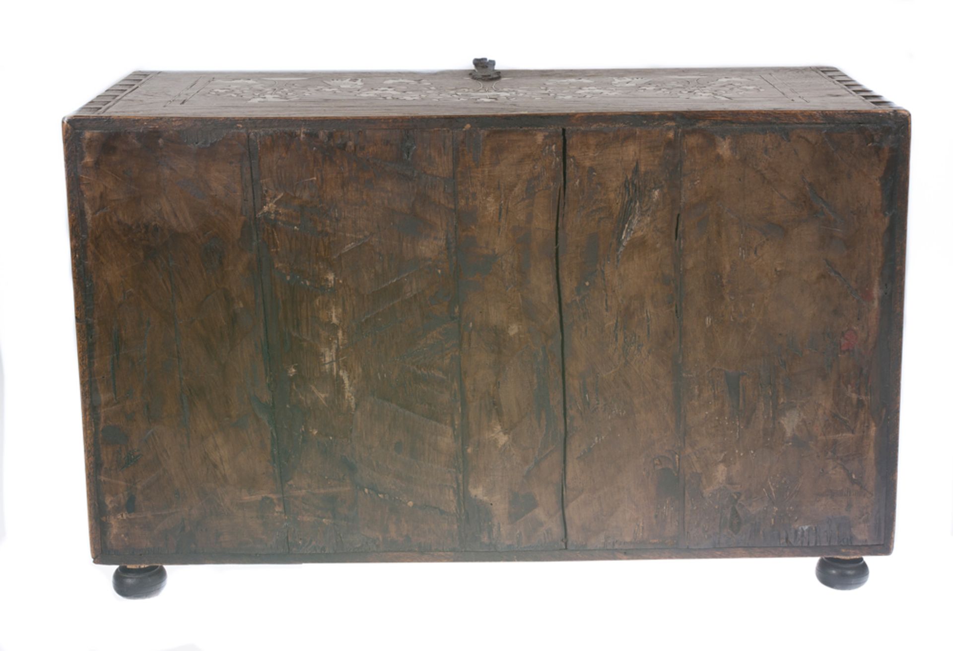 Wooden bargueño desk with bone incrustations and iron fittings. Aragon, Spain. 17th century. - Bild 7 aus 8