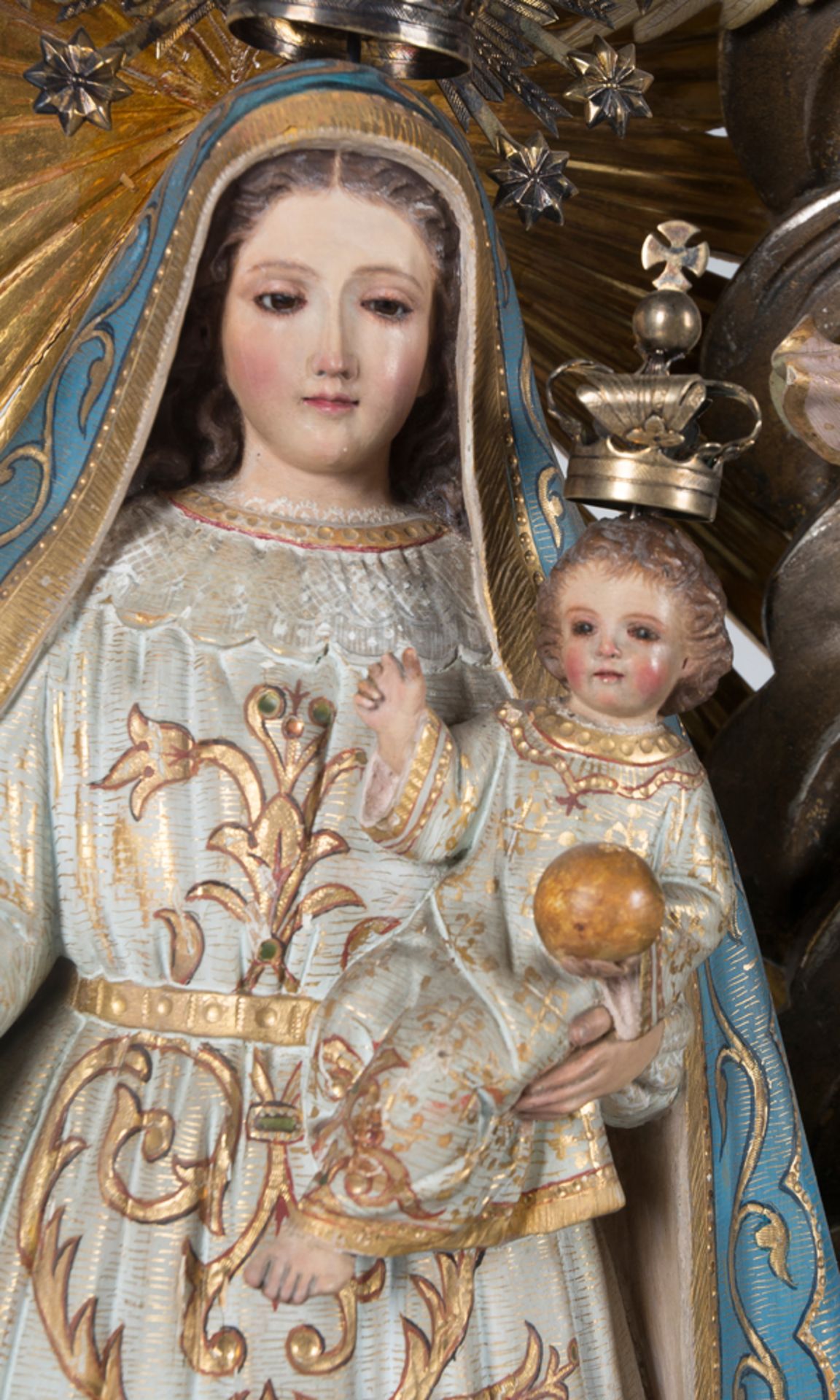 "Our Lady of Charity". Carved, gilded and polychromed wooden sculptural group. Colonial School. Cir - Bild 9 aus 10