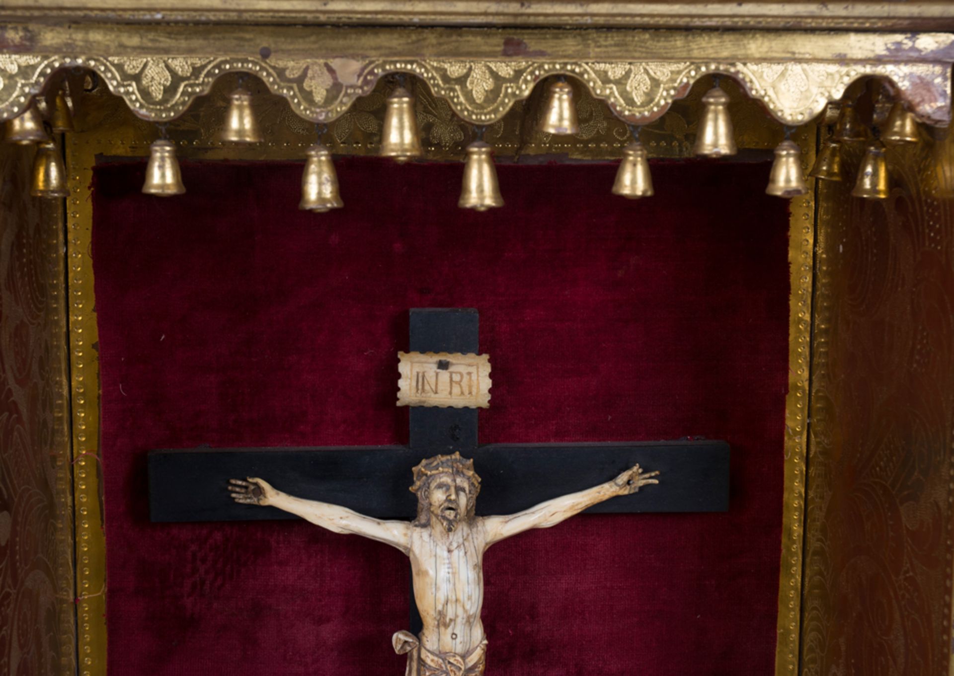 Carved, gilded and polychromed wooden altar with a sculpted ivory Christ. 18th century. - Bild 4 aus 5