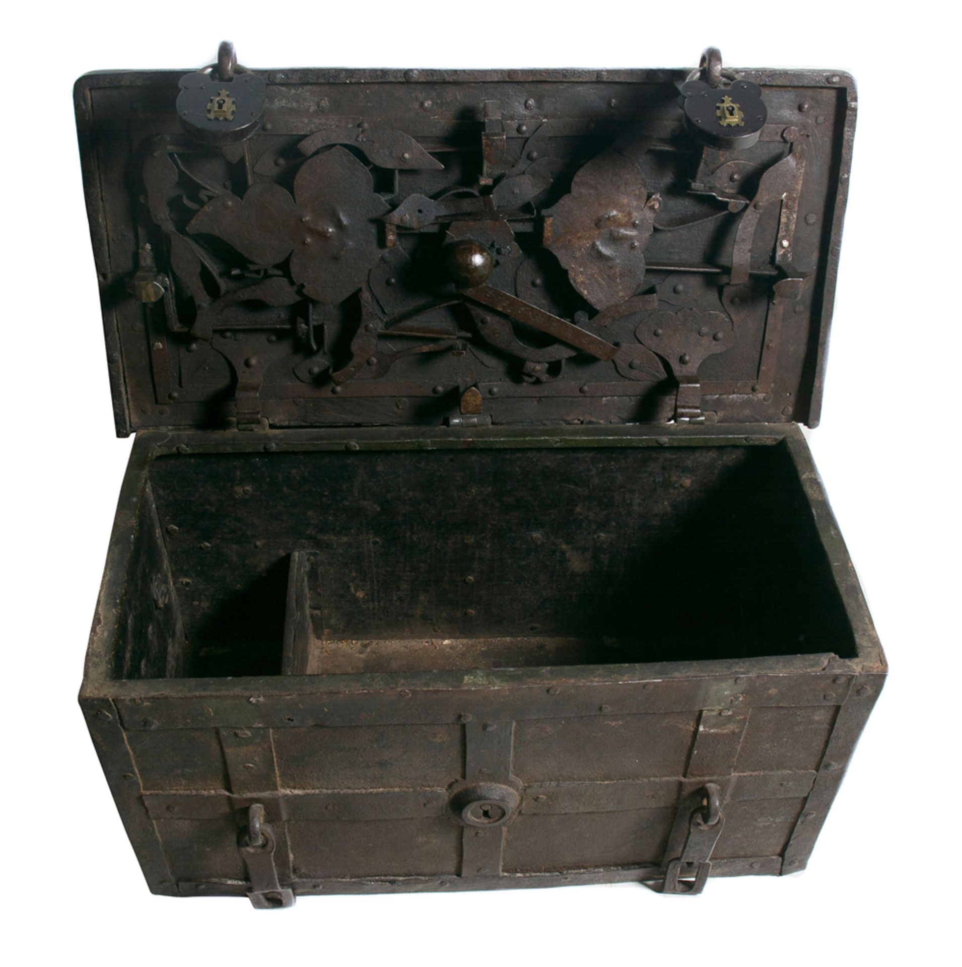 Wrought iron strong box. Nuremberg or Augsburg. Late 16th century. - Image 3 of 6