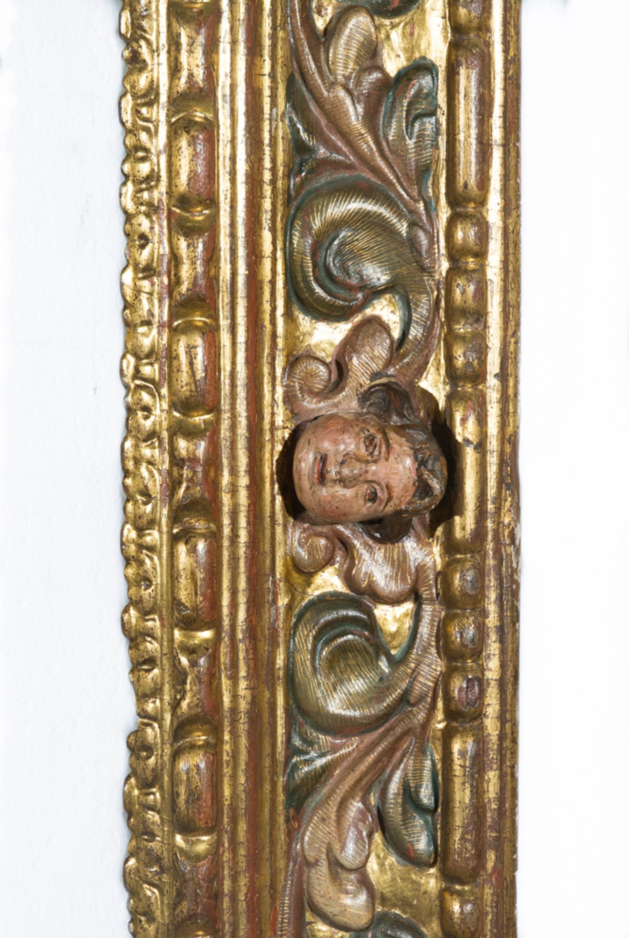 Imposing carved, gilded and polychromed wooden frame. 17th century. - Bild 2 aus 5