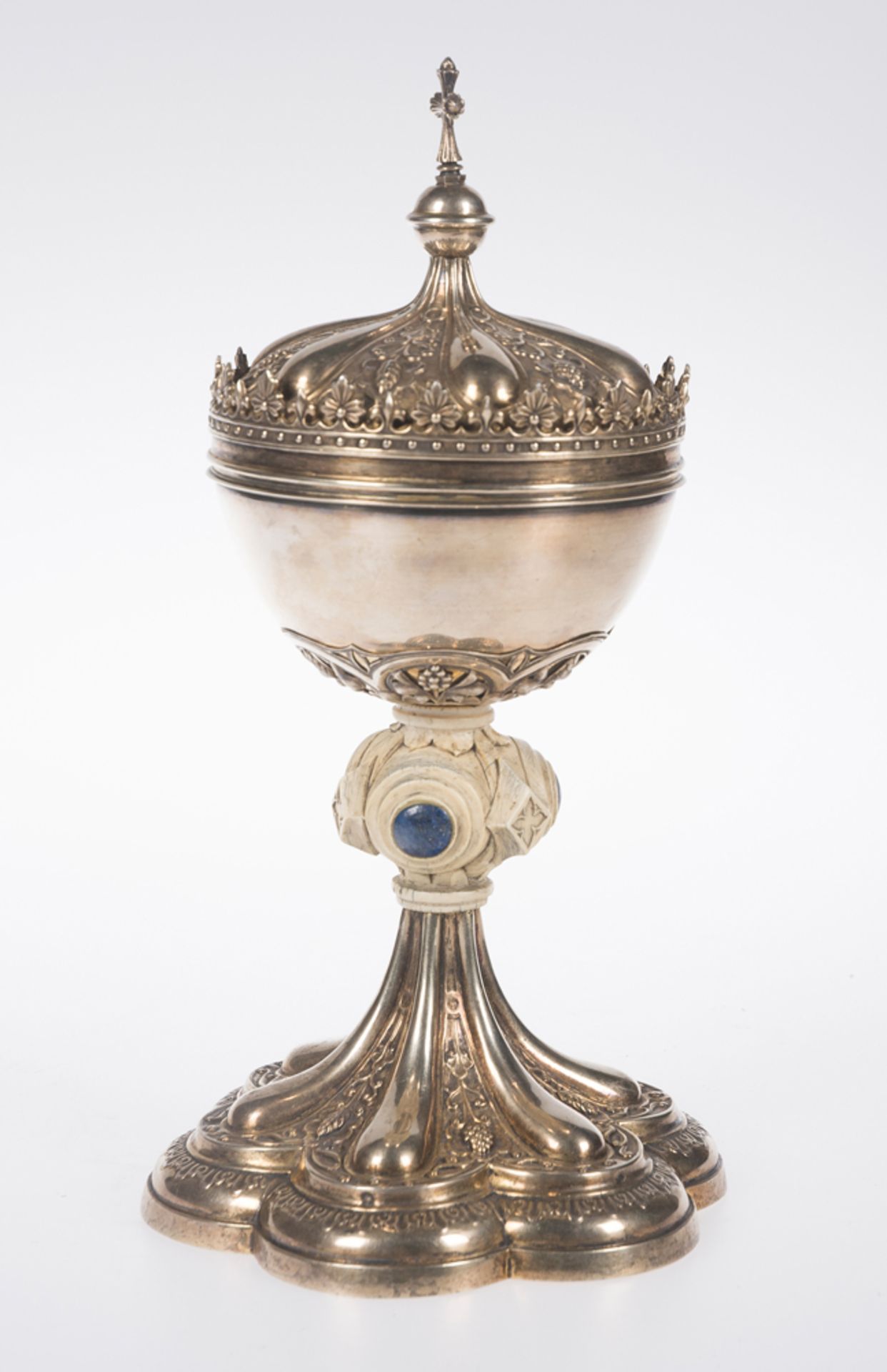 Embossed, chased and gilded silver pyx with ivory and lapis lazuli. France. Neo gothic. Late 19th
