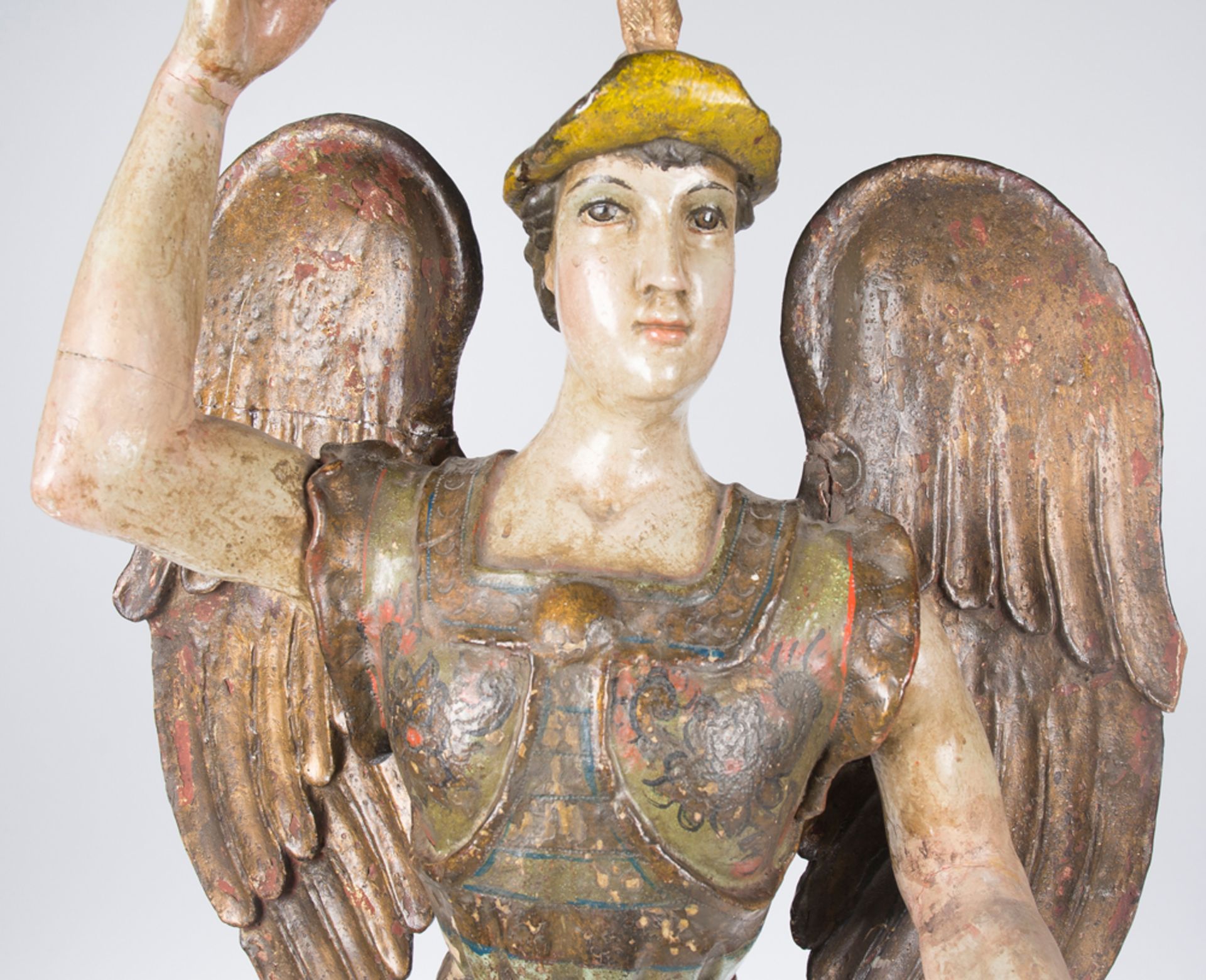 "Saint Michael Archangel". Carved, gilded and polychromed wooden sculpture. Colonial School. 18th ce - Bild 4 aus 5