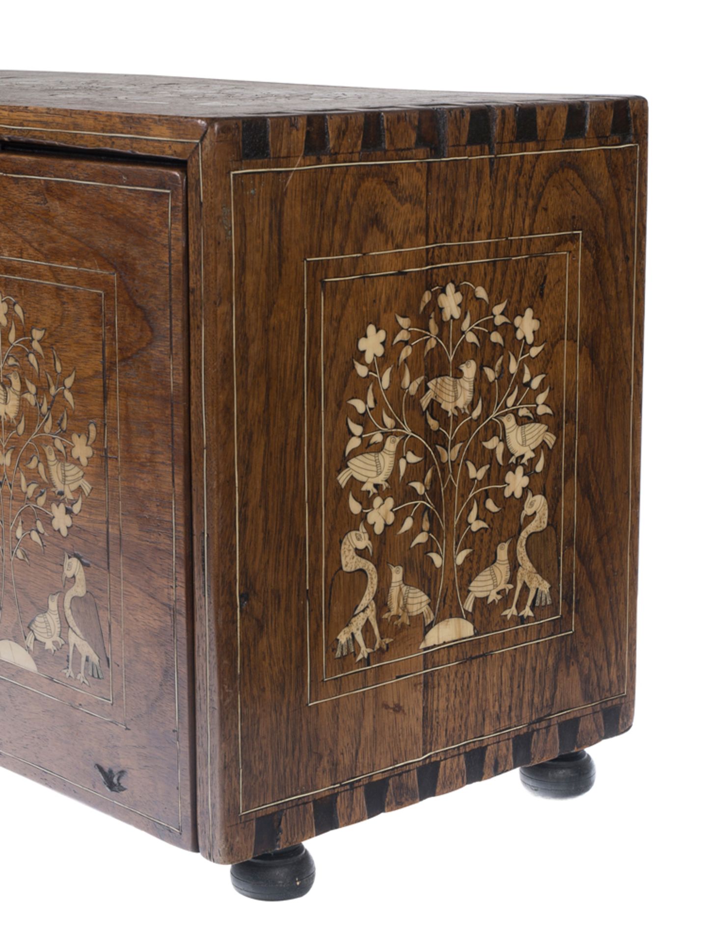 Wooden bargueño desk with bone incrustations and iron fittings. Aragon, Spain. 17th century. - Bild 6 aus 8