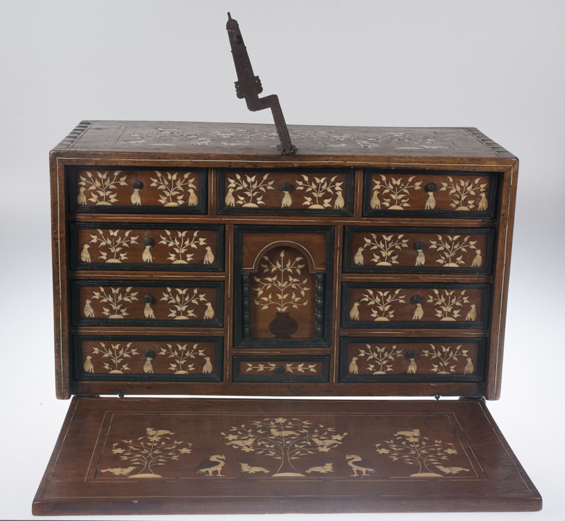 Wooden bargueño desk with bone incrustations and iron fittings. Aragon, Spain. 17th century. - Bild 2 aus 8