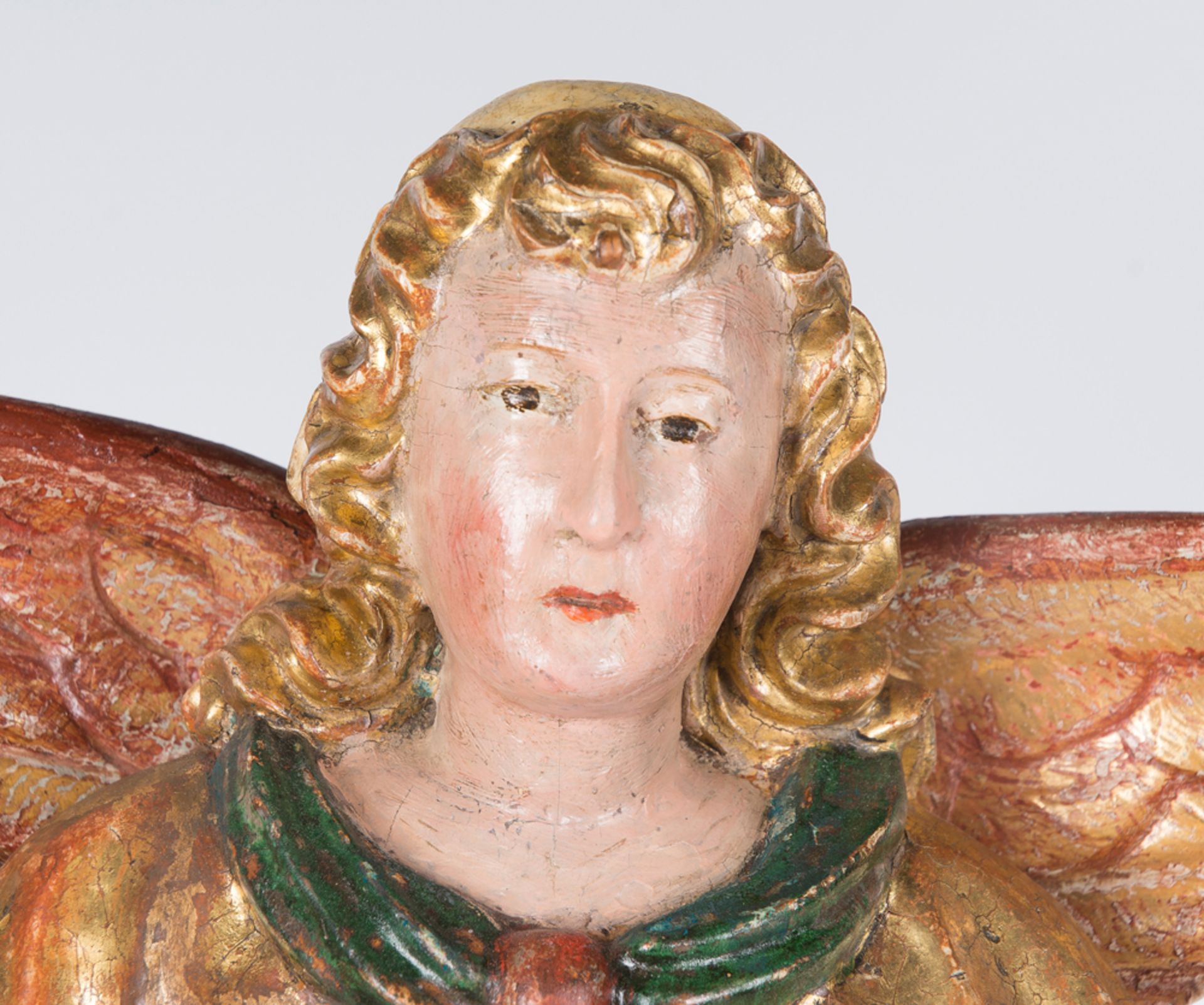 "Archangel Saint Raphael". Carved, gilded and polychromed wooden sculpture. 16th century. - Bild 5 aus 6