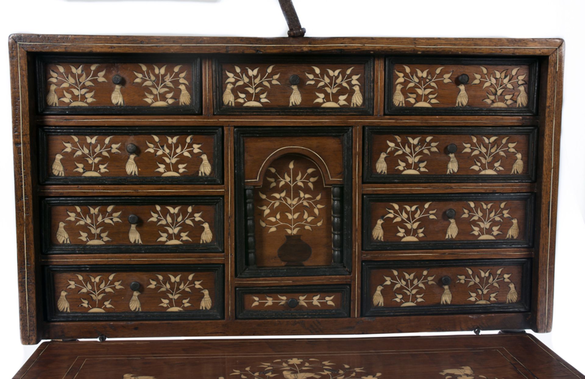 Wooden bargueño desk with bone incrustations and iron fittings. Aragon, Spain. 17th century. - Bild 3 aus 8