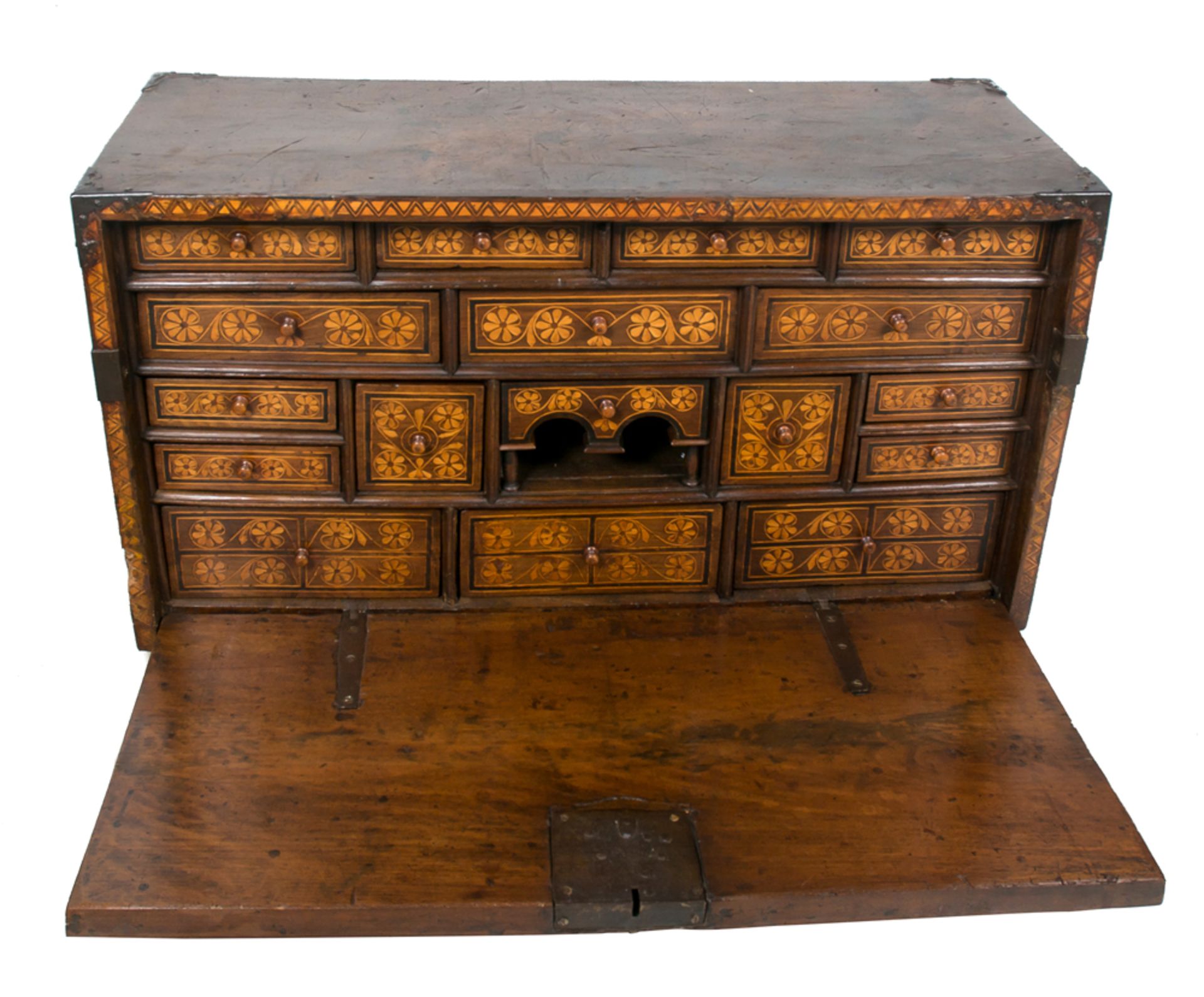 Wooden bargueño desk with bone incrustations and iron fittings. Asturias, Spain. 17th century. - Bild 4 aus 5