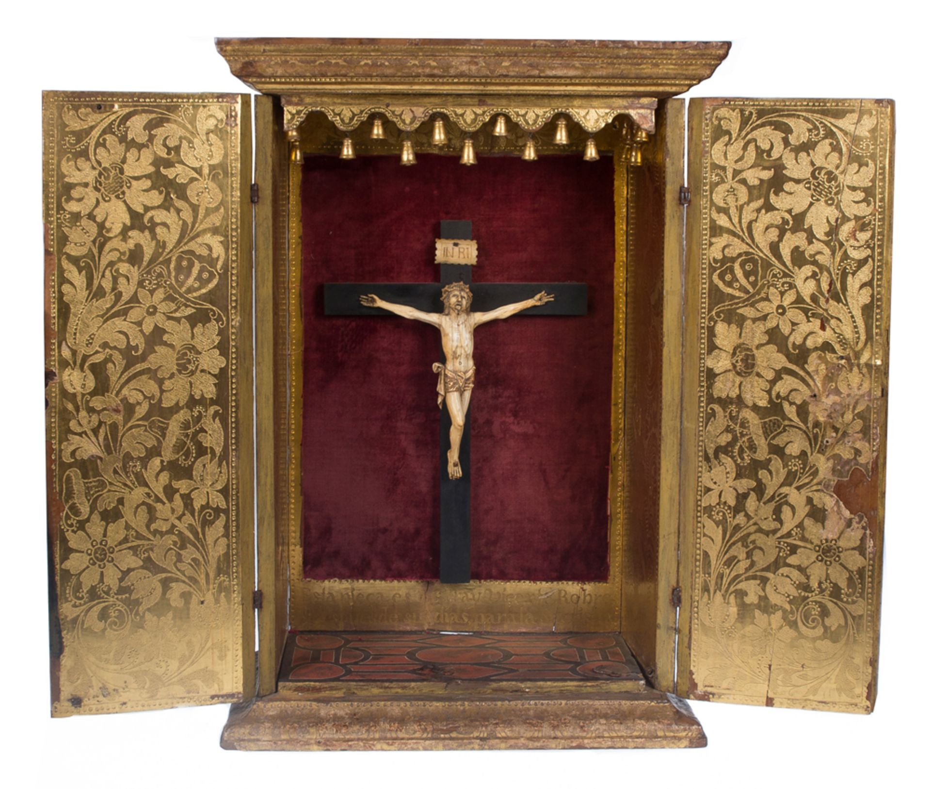 Carved, gilded and polychromed wooden altar with a sculpted ivory Christ. 18th century.