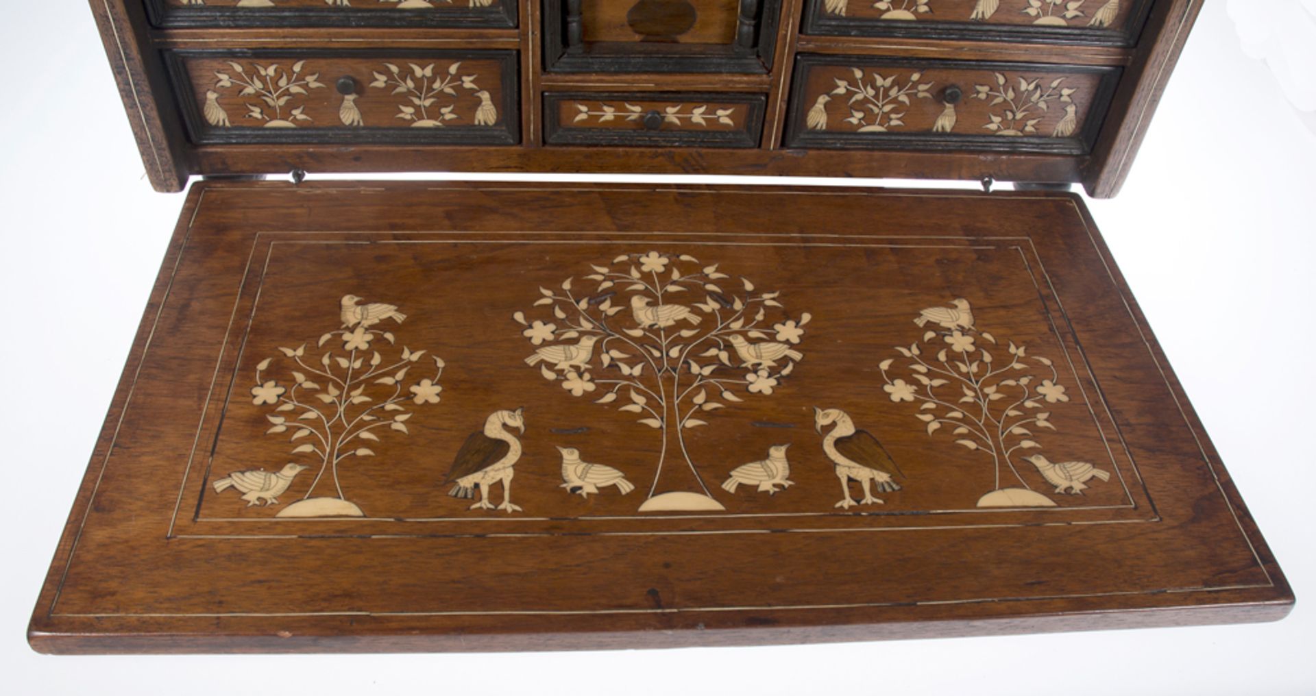 Wooden bargueño desk with bone incrustations and iron fittings. Aragon, Spain. 17th century. - Bild 4 aus 8