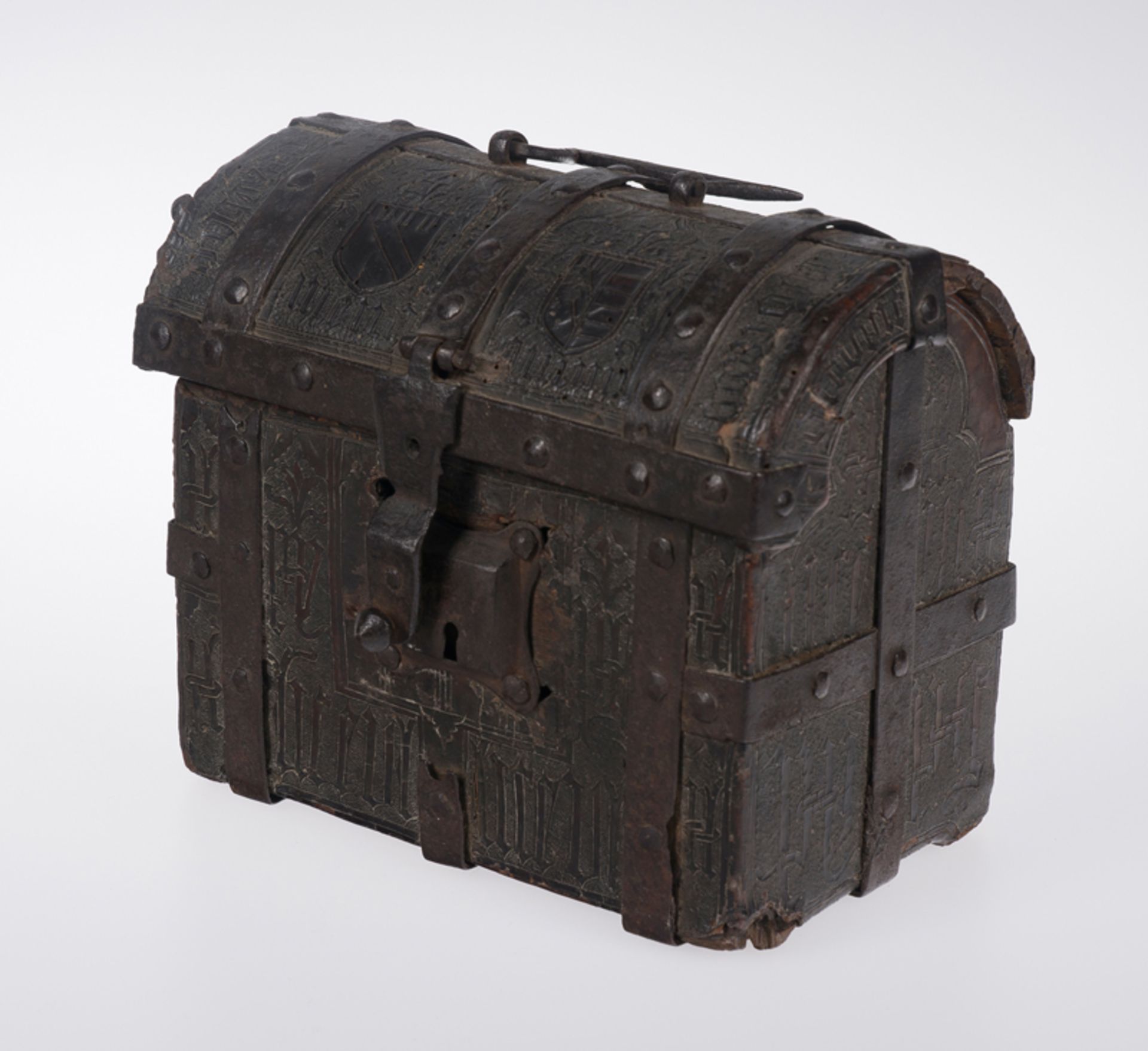 Wooden chest covered in embossed and engraved leather, with iron fittings. Gothic. 15th century. - Image 3 of 8