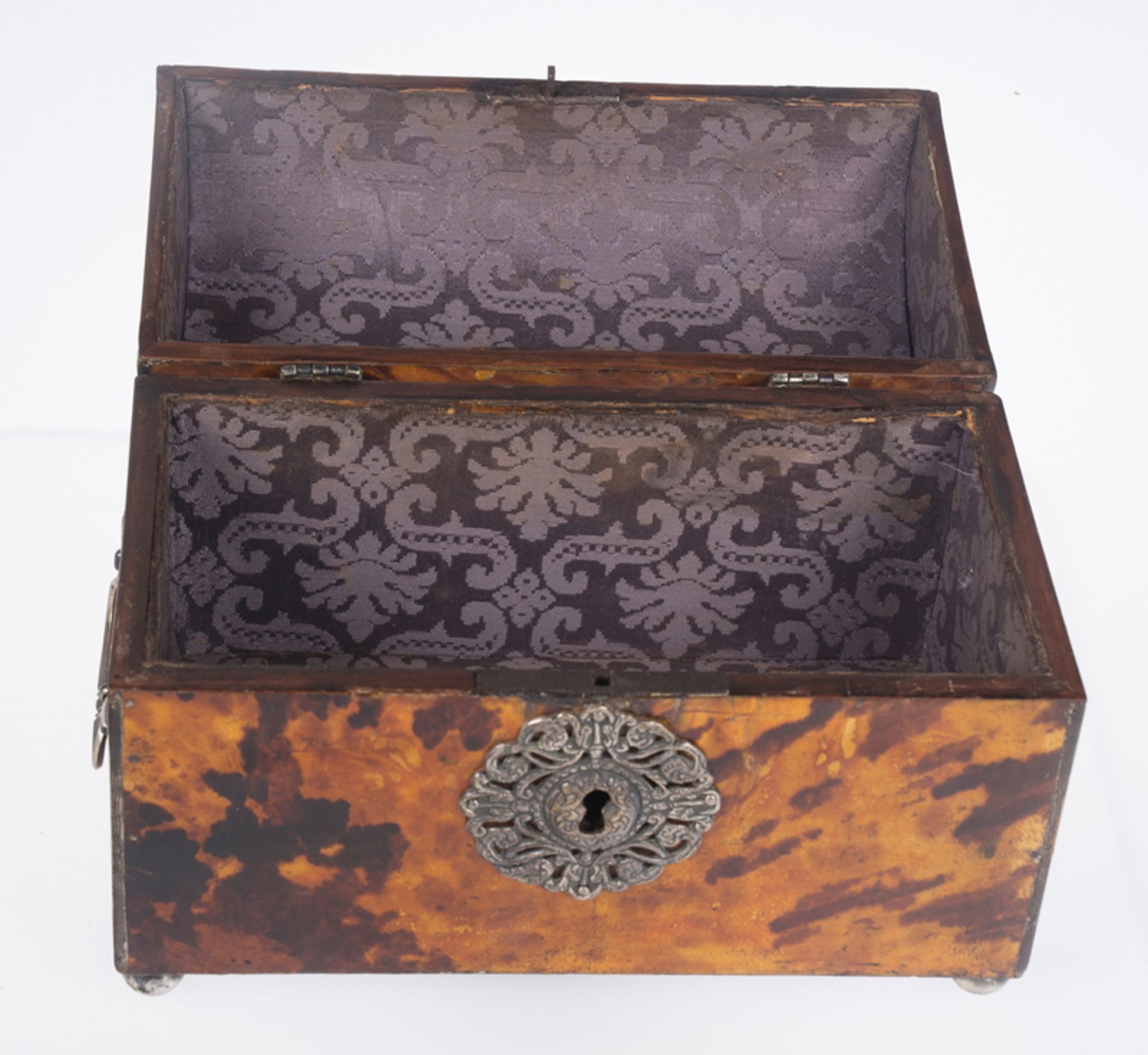 Wooden box covered in tortoiseshell. Colonial work. Mexico. 18th century Wooden box covered in - Image 4 of 6