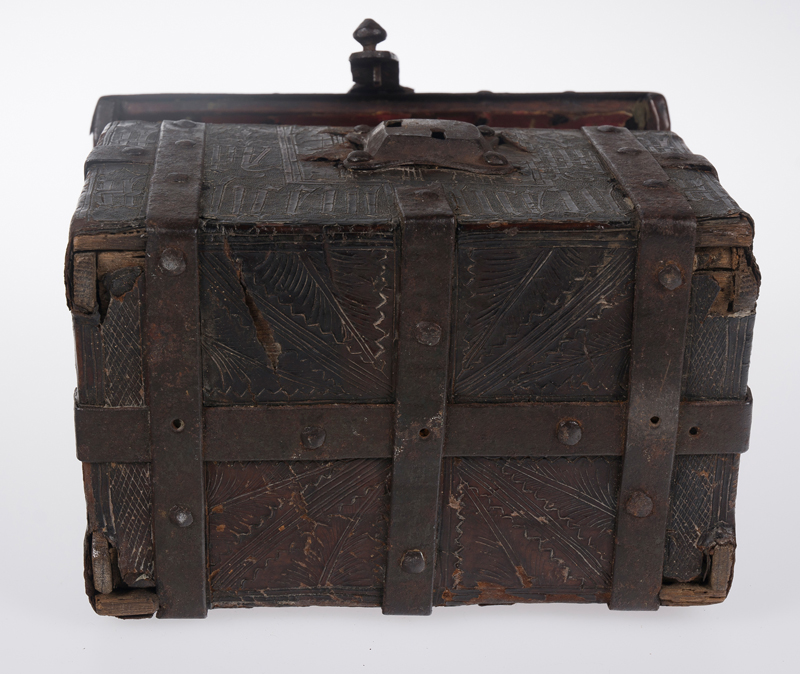 Wooden chest covered in embossed and engraved leather, with iron fittings. Gothic. 15th century. - Image 6 of 8