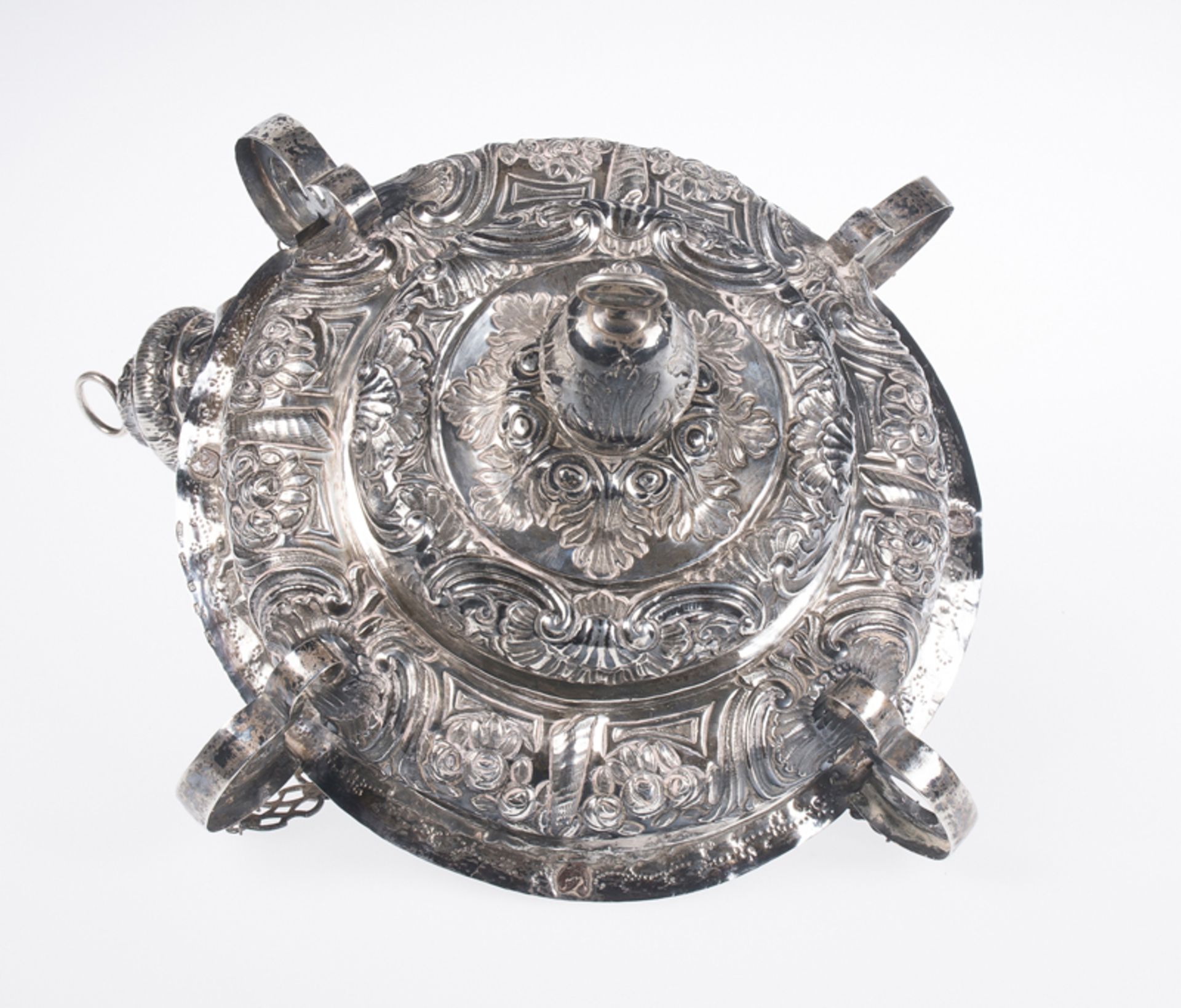 Embossed and chased silver votive lamp. 17th - 18th century.Embossed and chased silver votive - Image 3 of 3