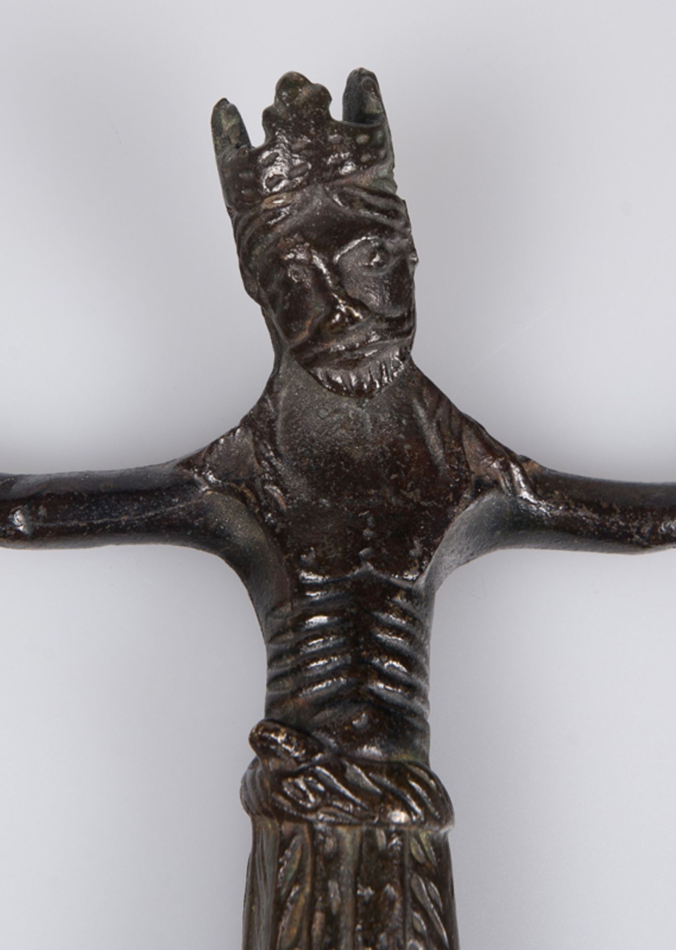 "Christ". Patinated bronze figure. Romanesque. 13th century. 16,5 x 14,8 cm."Christ". Patinated - Image 2 of 4