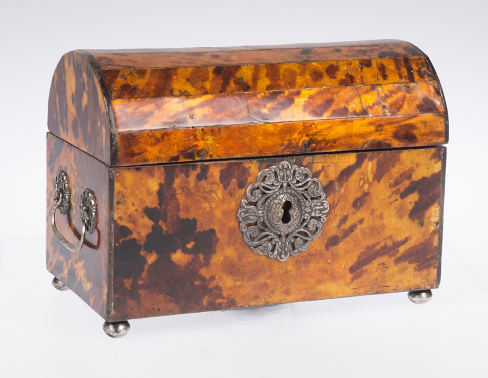 Wooden box covered in tortoiseshell. Colonial work. Mexico. 18th century Wooden box covered in