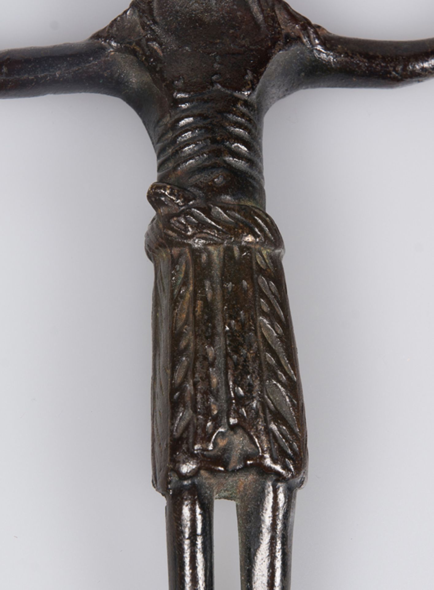 "Christ". Patinated bronze figure. Romanesque. 13th century. 16,5 x 14,8 cm."Christ". Patinated - Image 3 of 4