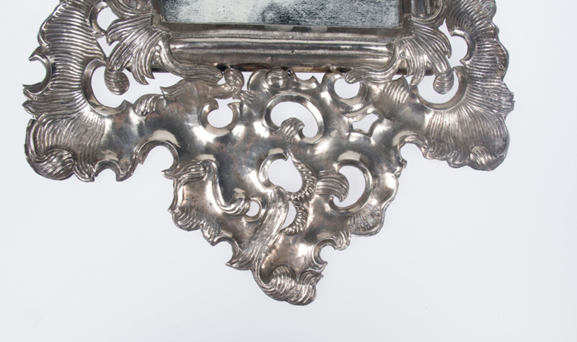 Embossed silver mirror. Spain. 18th century.Embossed silver mirror. Spain. 18th century. With - Image 3 of 3