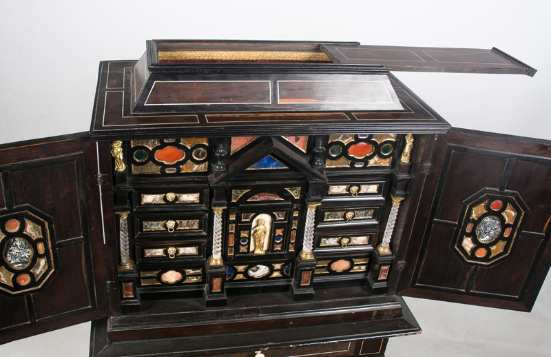 Carved wooden cabinet with card stones and rock crystal. Florence. Italy. Second half of the 17th - Image 5 of 6