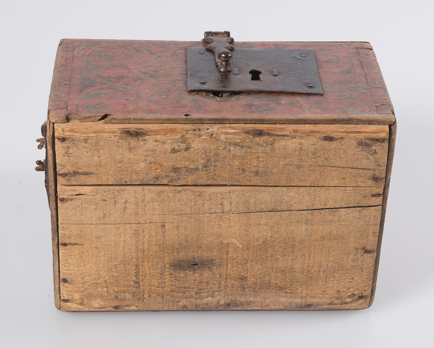 Carved and polychromed wooden chest with gilded, wrought iron fittings. Early Renaissance. Circa 1 - Image 6 of 6