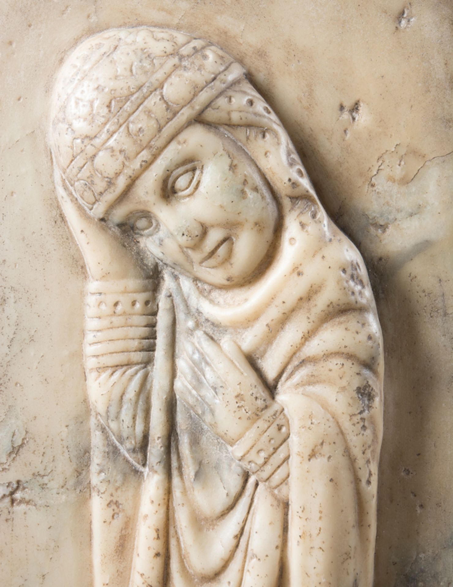 Sculpted marble relief depicting a grieving soldier. Northern Italy. Gothic. 15th century. - Bild 2 aus 5