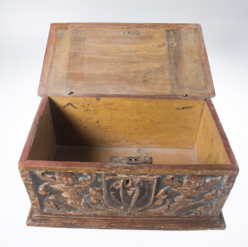 Carved, gilded and polychromed wooden chest. Aragon. 16th century. Circa 1525 - 1540. - Image 2 of 8
