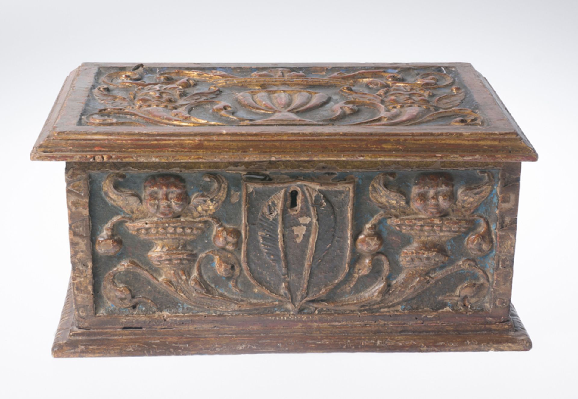 Carved, gilded and polychromed wooden chest. Aragon. 16th century. Circa 1525 - 1540.