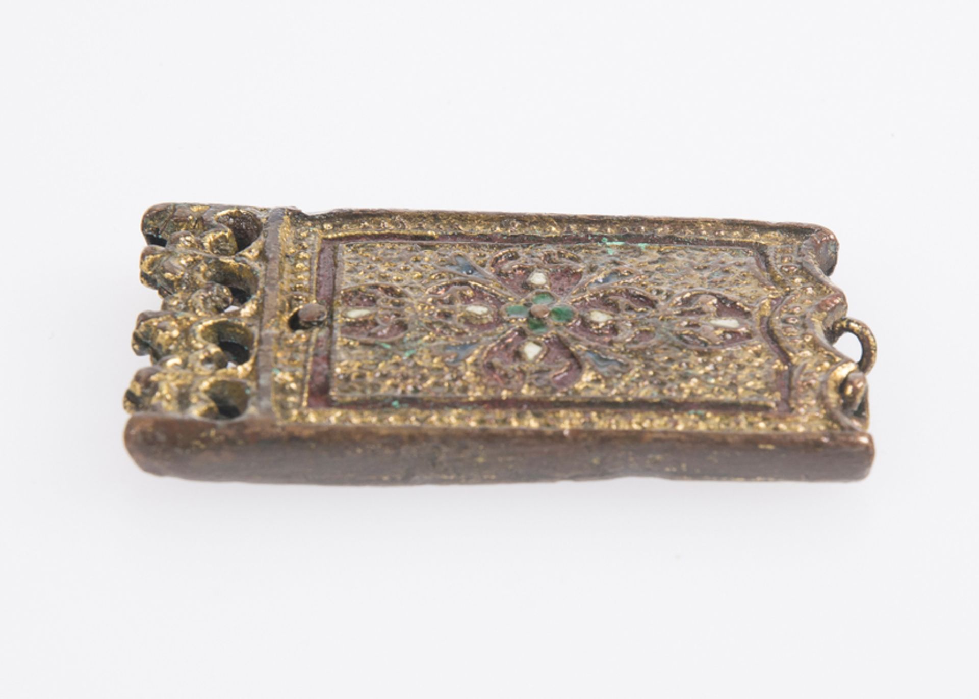 Chased, gilded and enamelled bronze buckle or ornament. Possibly Nasrid. 14th - 15th century. - Bild 3 aus 4