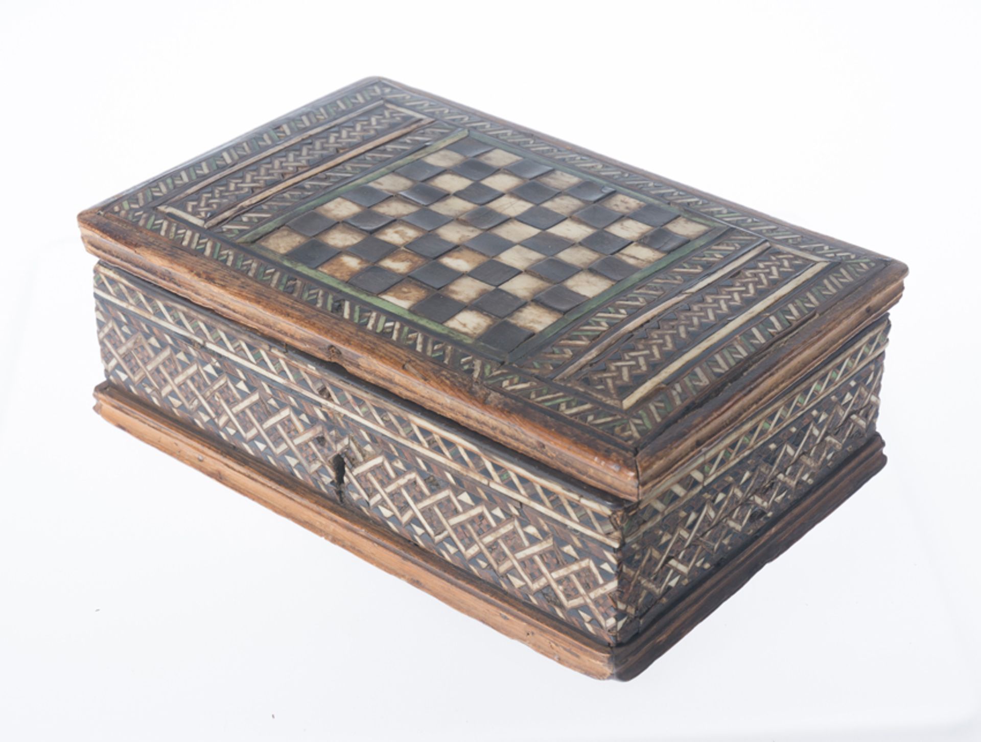 Wooden games box, with bone, dyed wood and bone and ebony incrustations. Embriachi workshop. Venice - Image 2 of 6