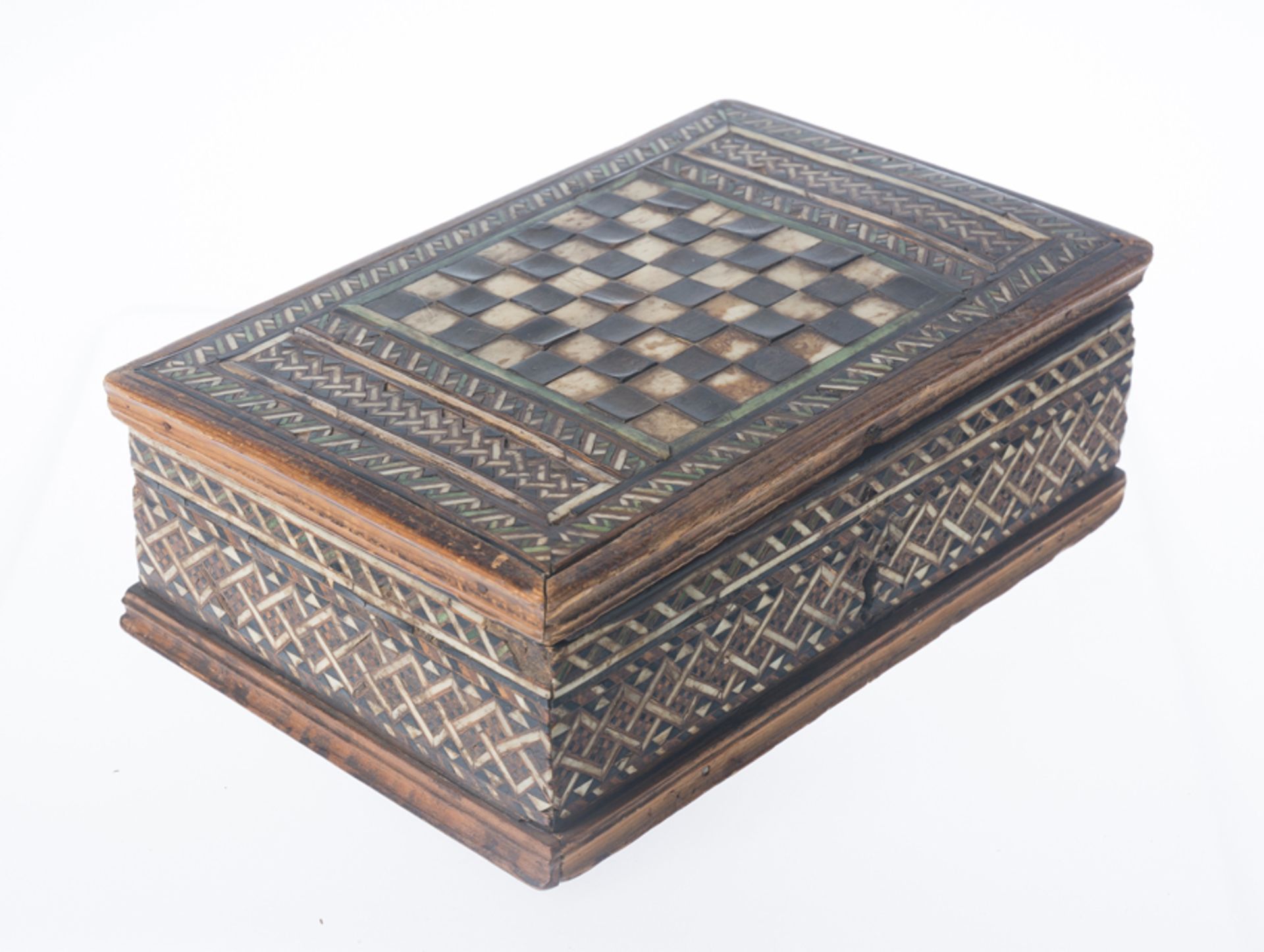 Wooden games box, with bone, dyed wood and bone and ebony incrustations. Embriachi workshop. Venice - Image 4 of 6