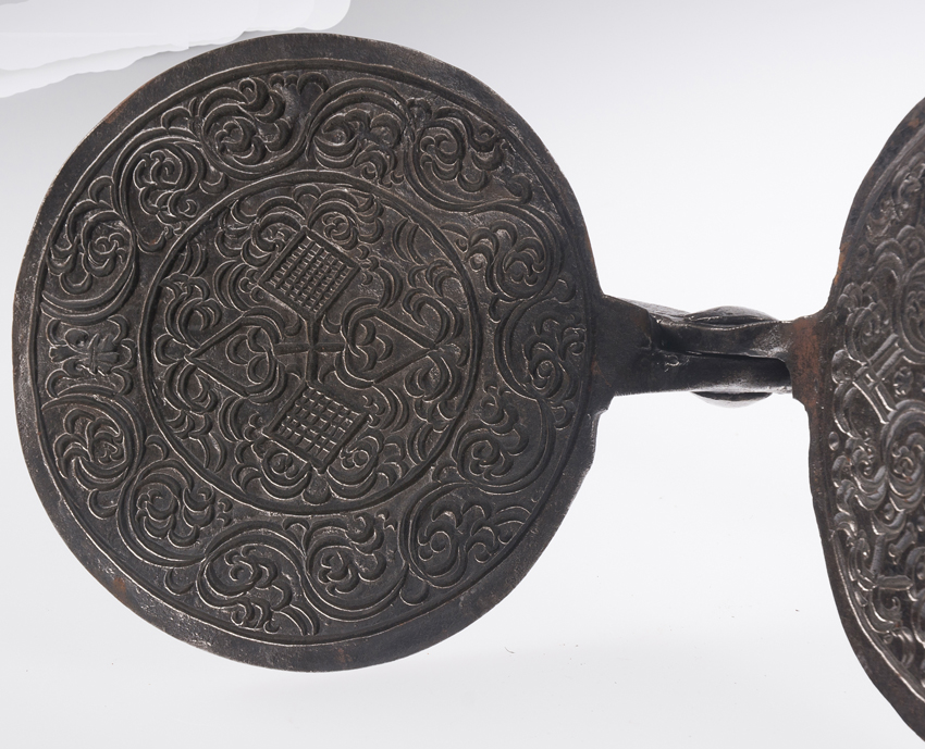 Engraved wrought iron host box. 17th - 18th century. - Image 3 of 5