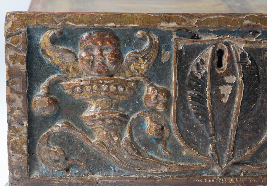 Carved, gilded and polychromed wooden chest. Aragon. 16th century. Circa 1525 - 1540. - Image 3 of 8