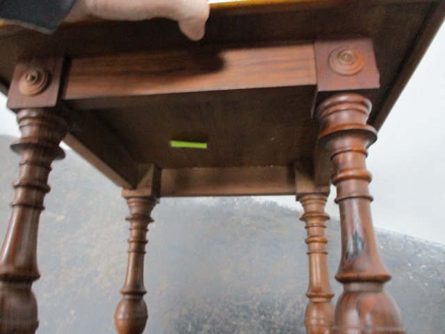 Victorian veneered side table - Image 3 of 4