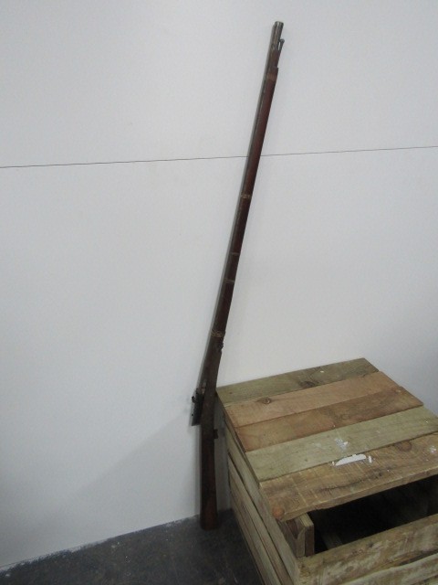 Antique 19th Century Matchlock Musket, with a 5 band barrel stamped 317 to the wooden butt overall - Bild 5 aus 6