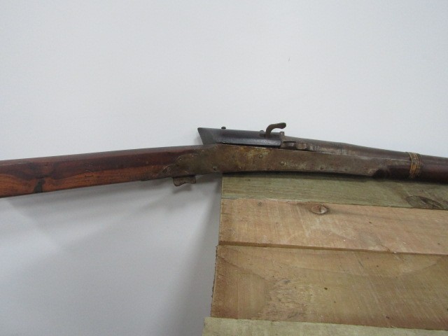 Antique 19th Century Matchlock Musket, with a 5 band barrel stamped 317 to the wooden butt overall - Bild 2 aus 6